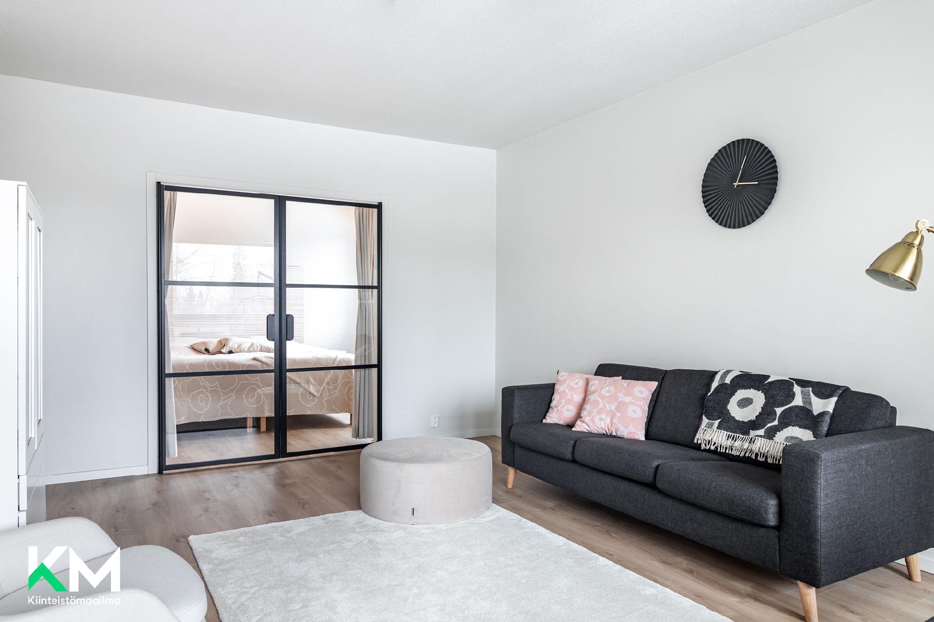 Olohuoneesta kuva makuuhuoneeseen.  