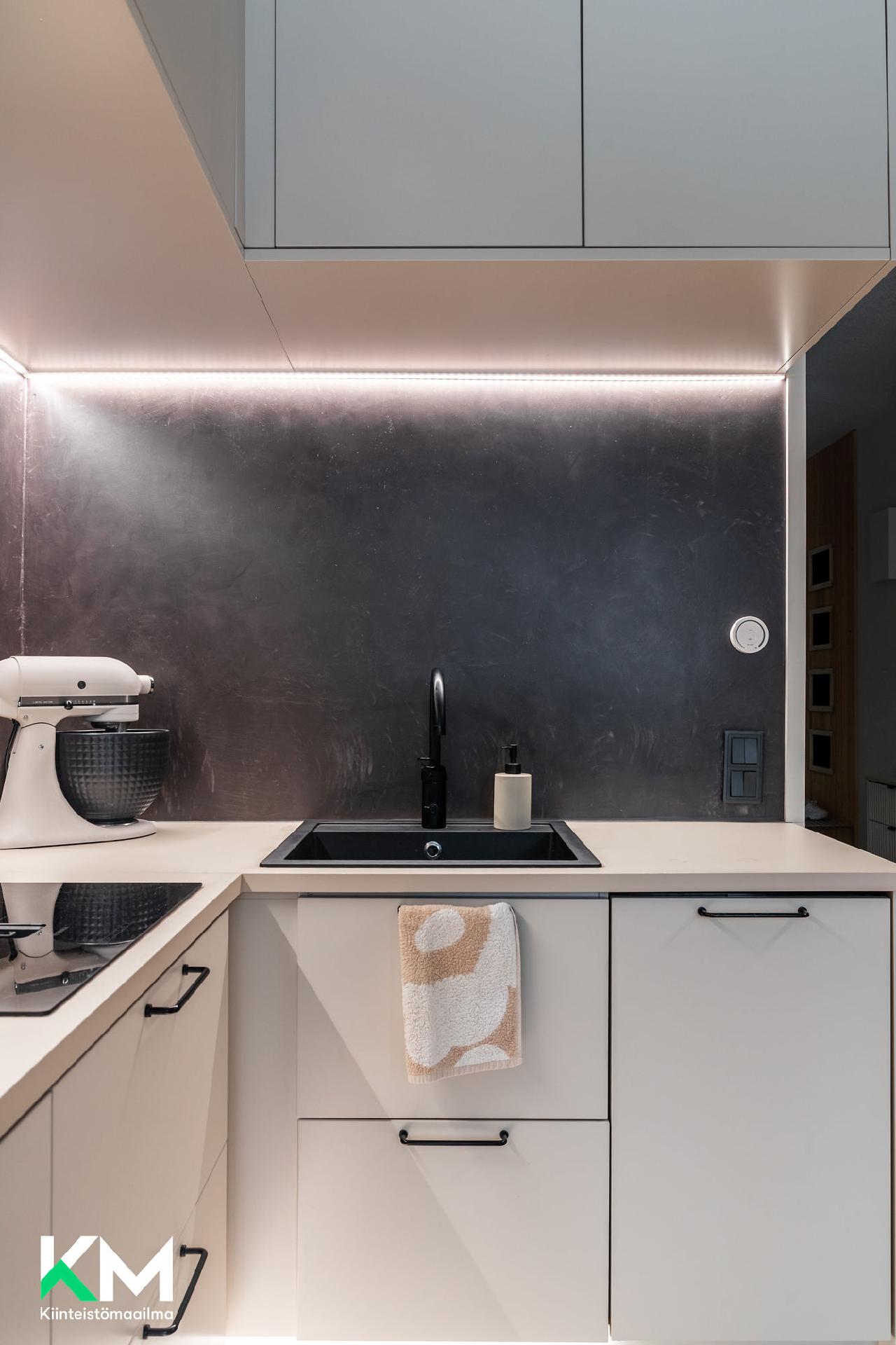 Kuva keittiön pesupisteestä.