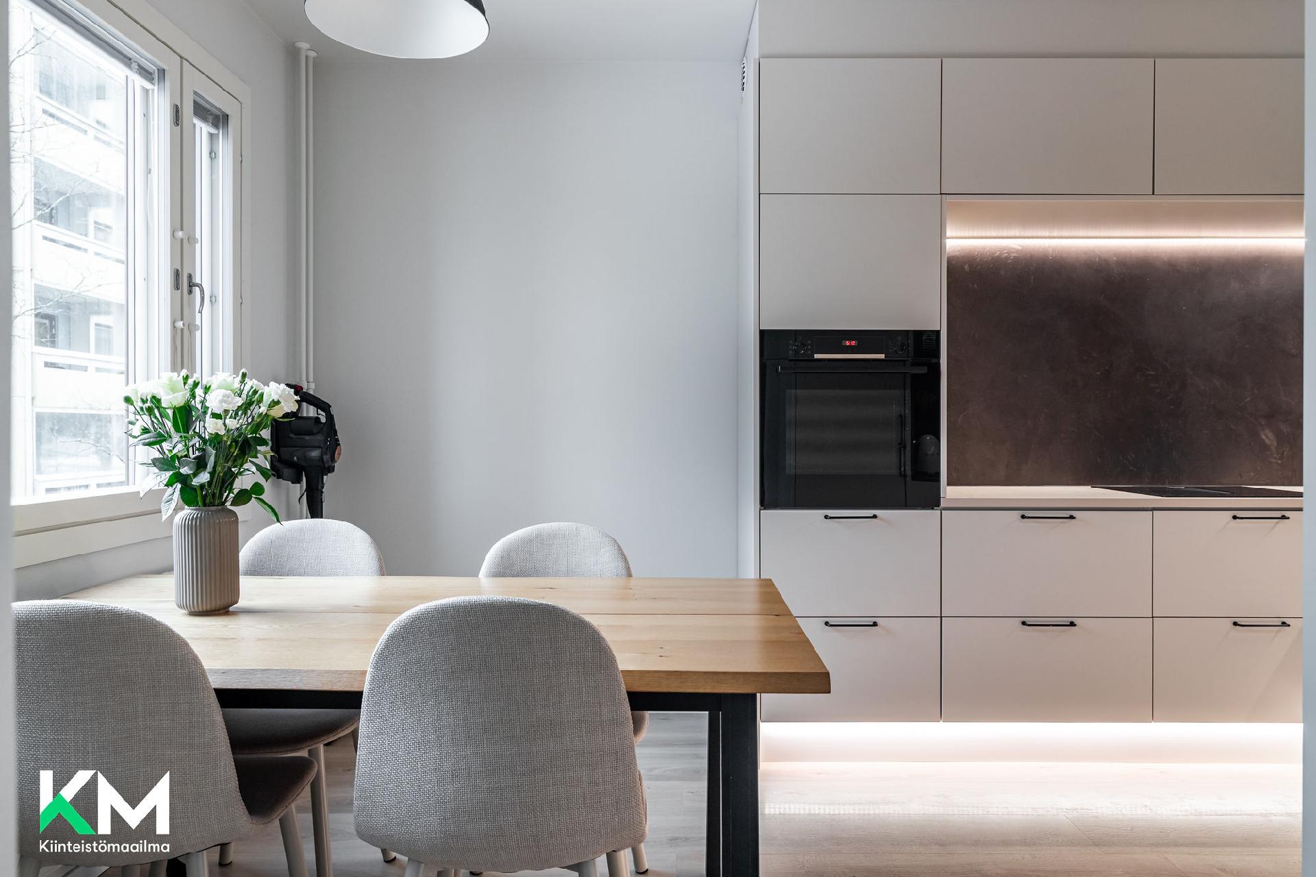 Keittiökuva 2 jossa näkyy led valaistus.