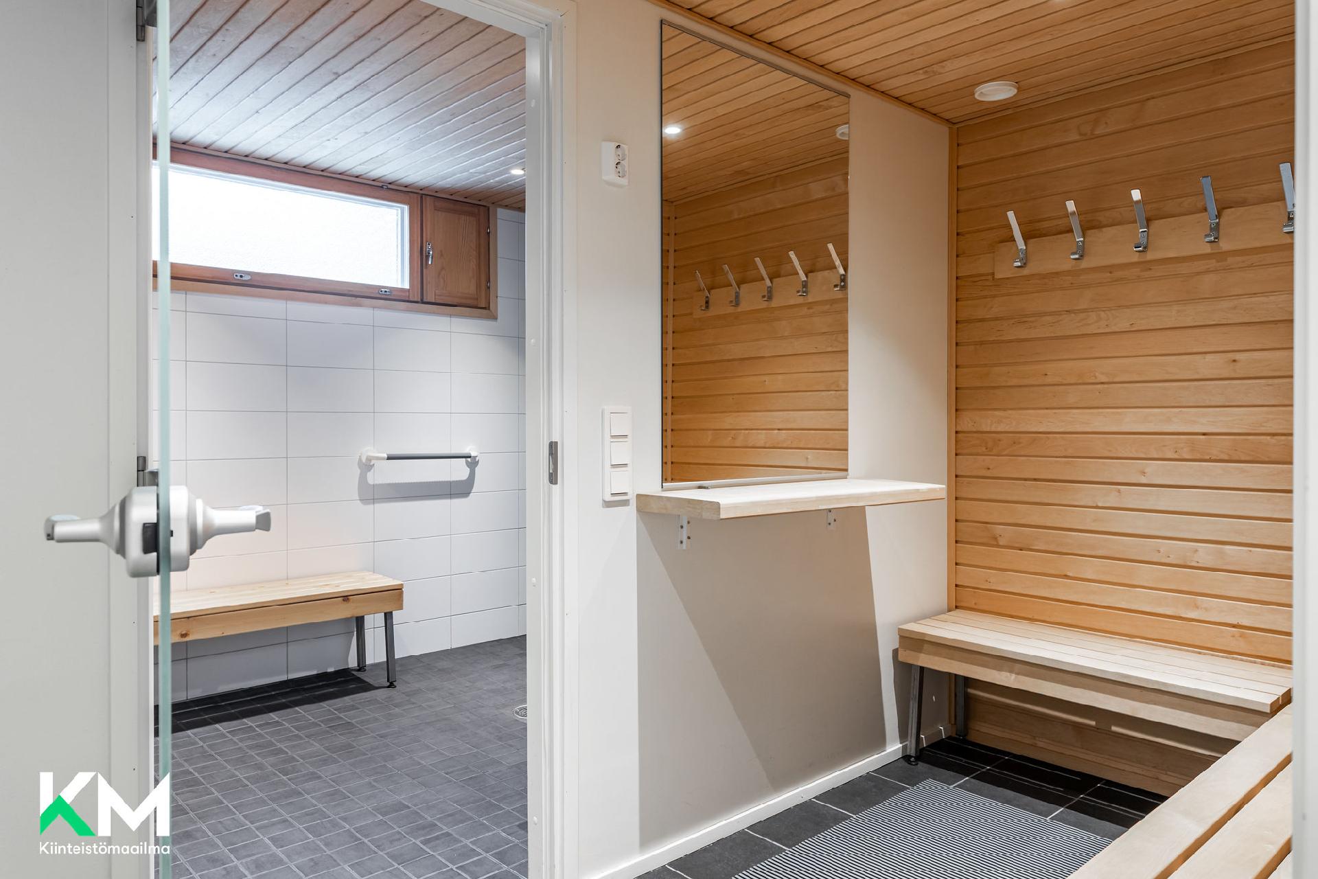 alakerran yleisten tilojen pukuhuone. 