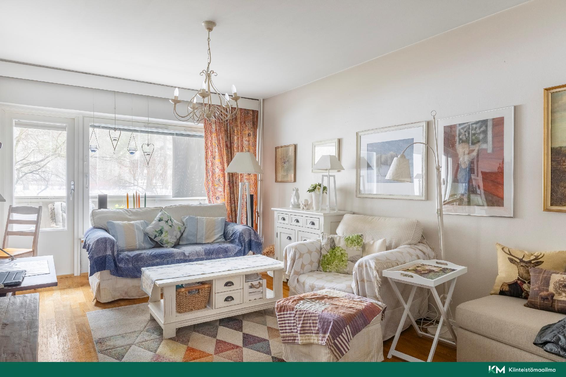 Reilun kokoinen olohuone josta käynti parvekkeelle