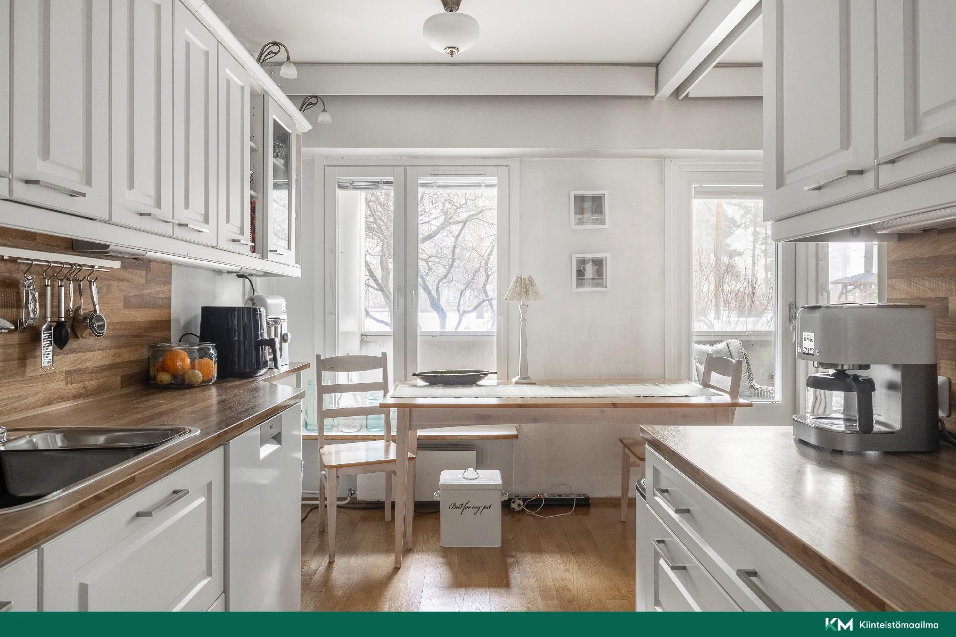 Keittiössä on paljon kaappi- ja laskutilaa