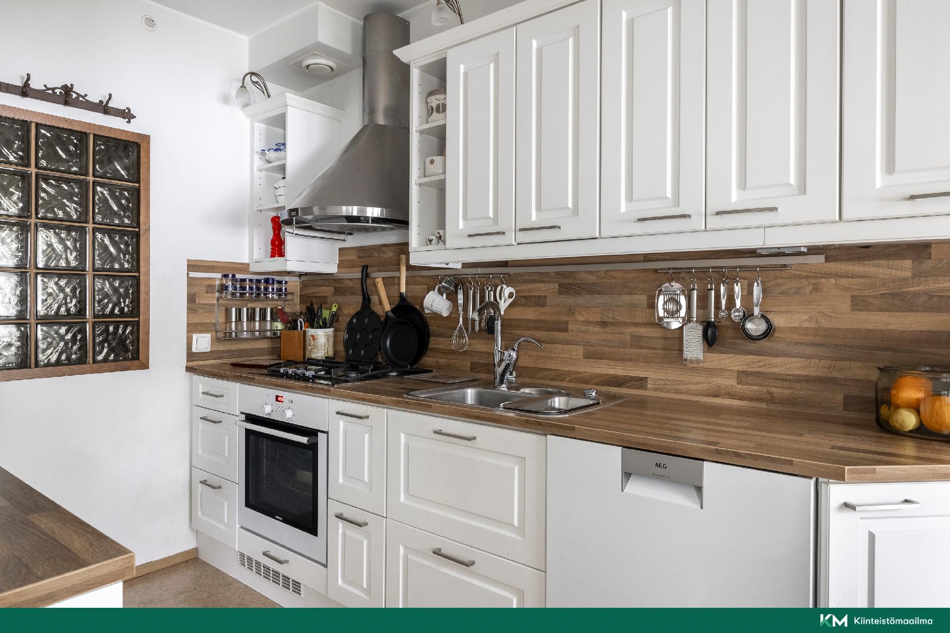 Hyvin varusteltu, tyylikäs keittiö