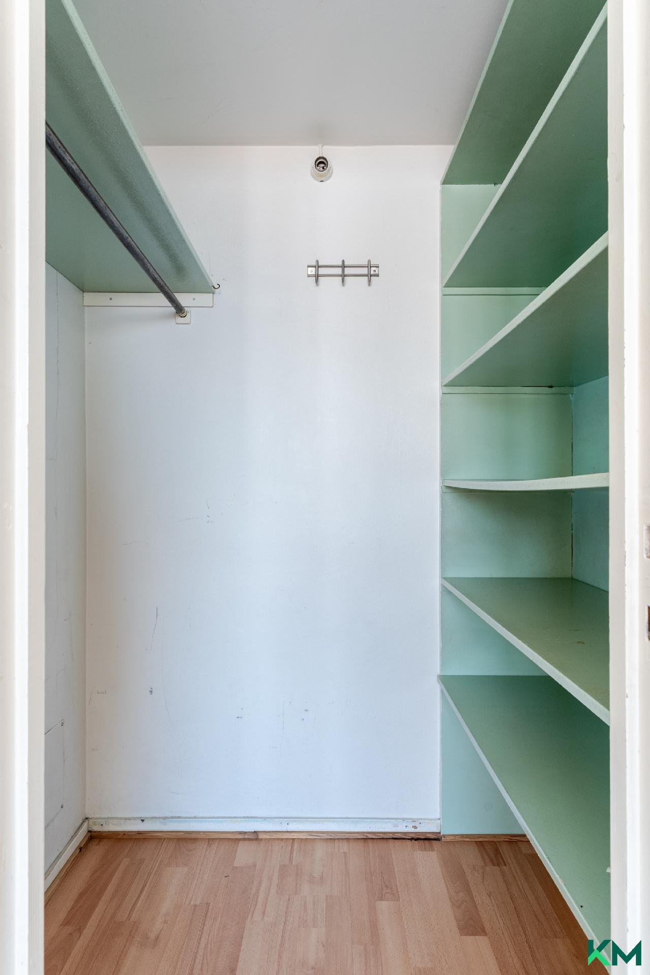 Vaatehuone makuuhuoneessa 1