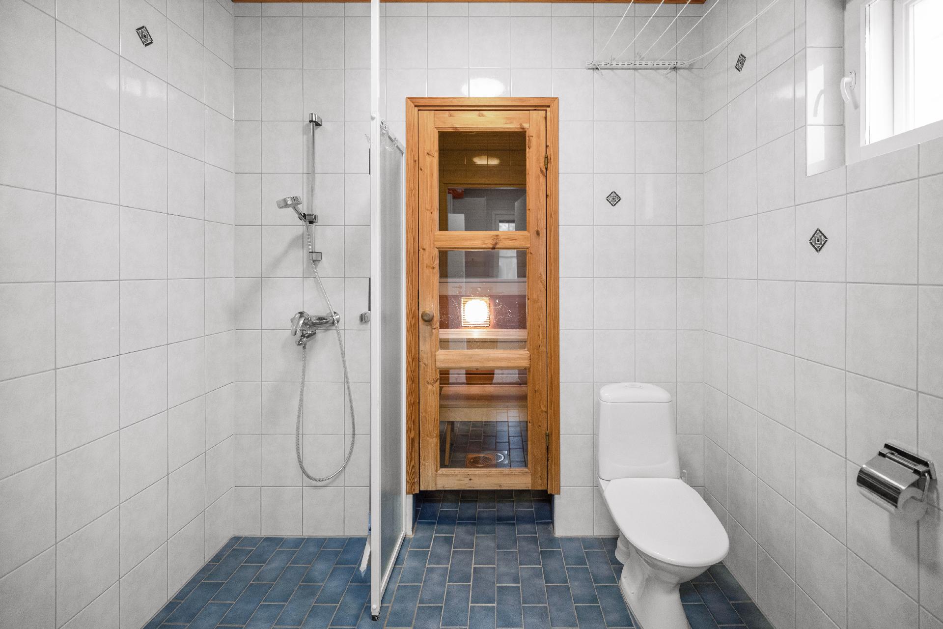 Kylpyhuoneen yhteydessä myös wc