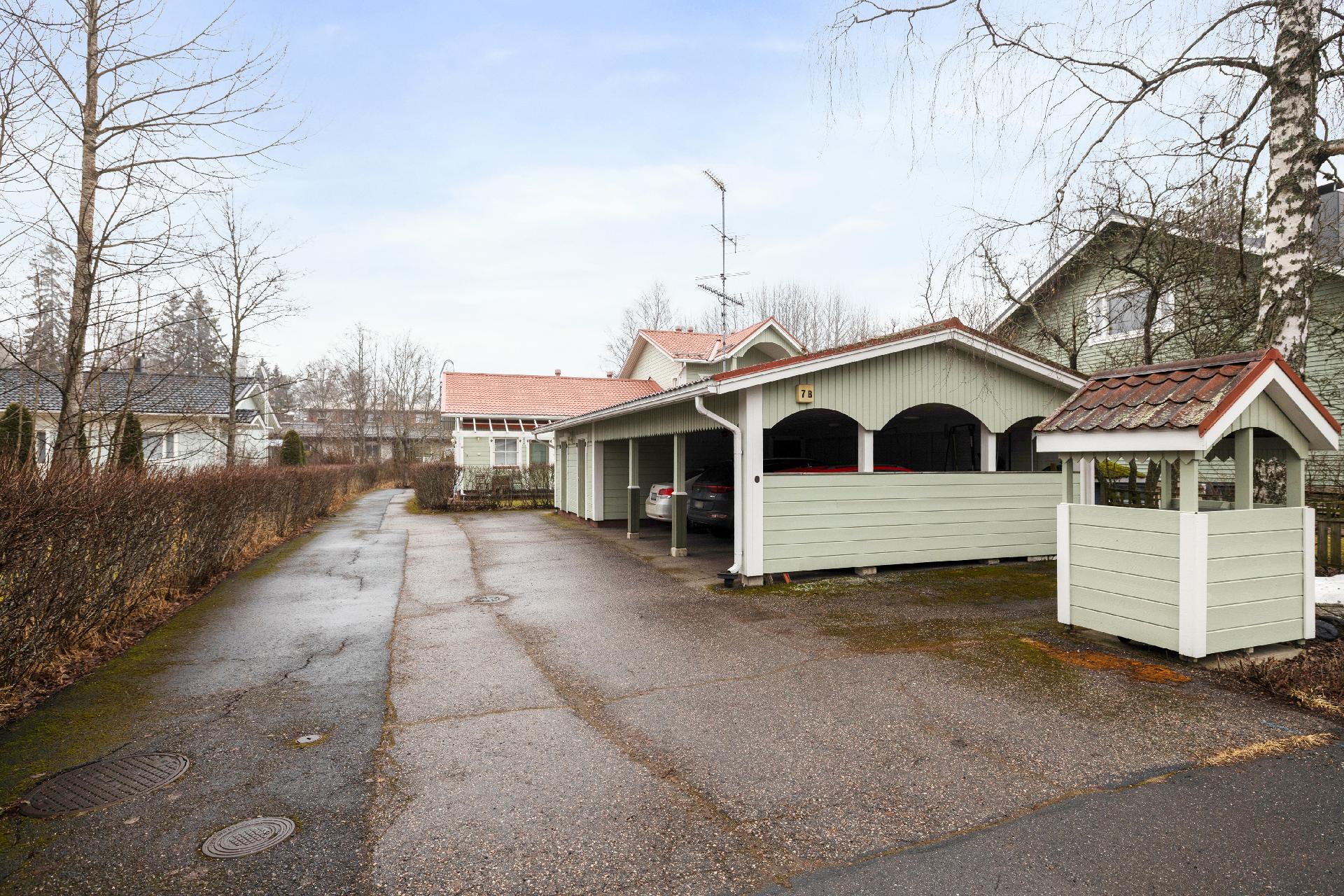 Jokaiselle huoneistolle kuuluu yksi autokatospaikka