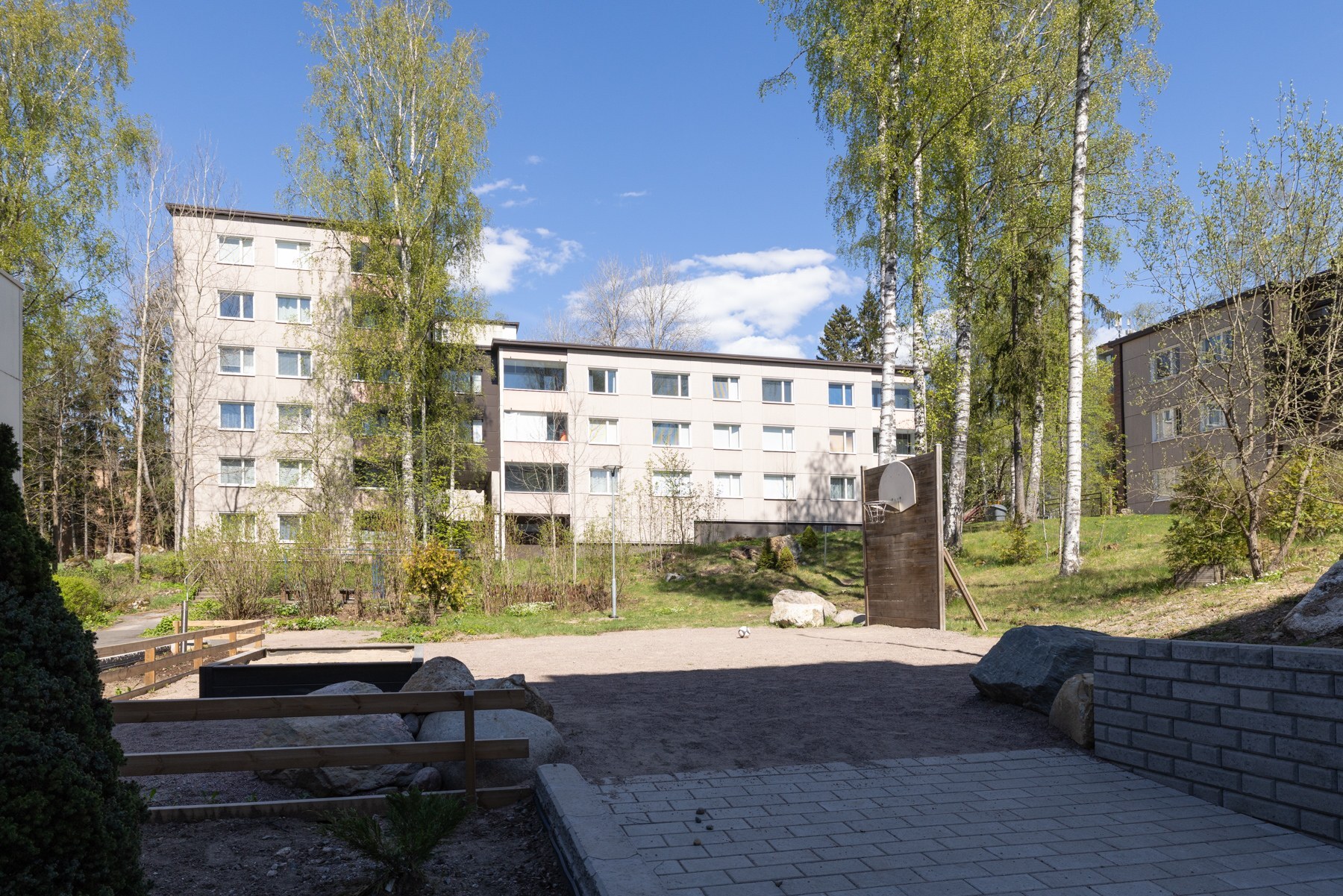 Taloyhtiön piha-aluetta - lasten leikkipaikka