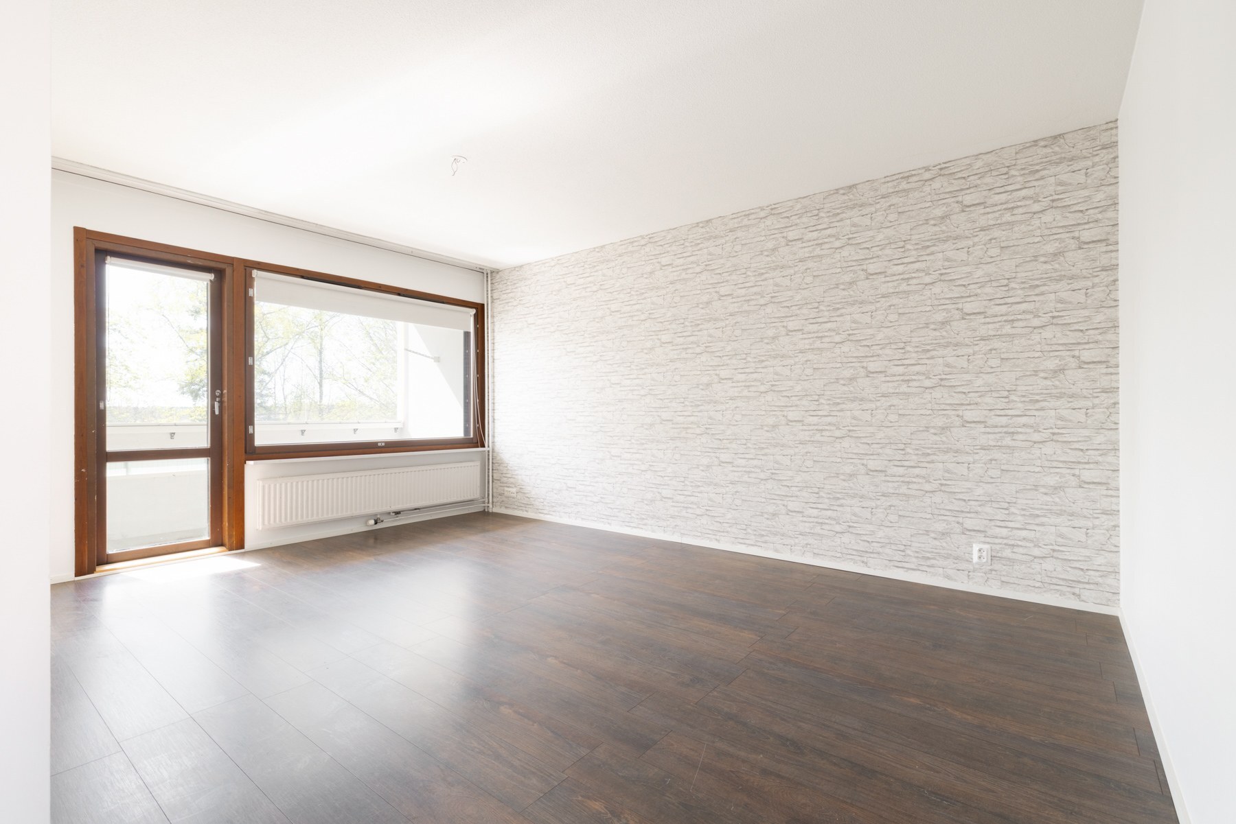 Valoisa olohuone - käynti lasitetulle parvekkeelle