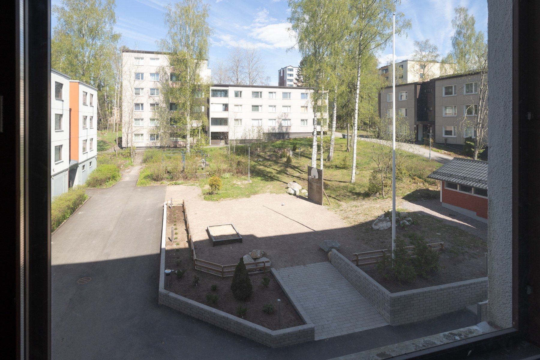 Näkymä makuuhuoneen ikkunasta taloyhtiön piha-alueelle