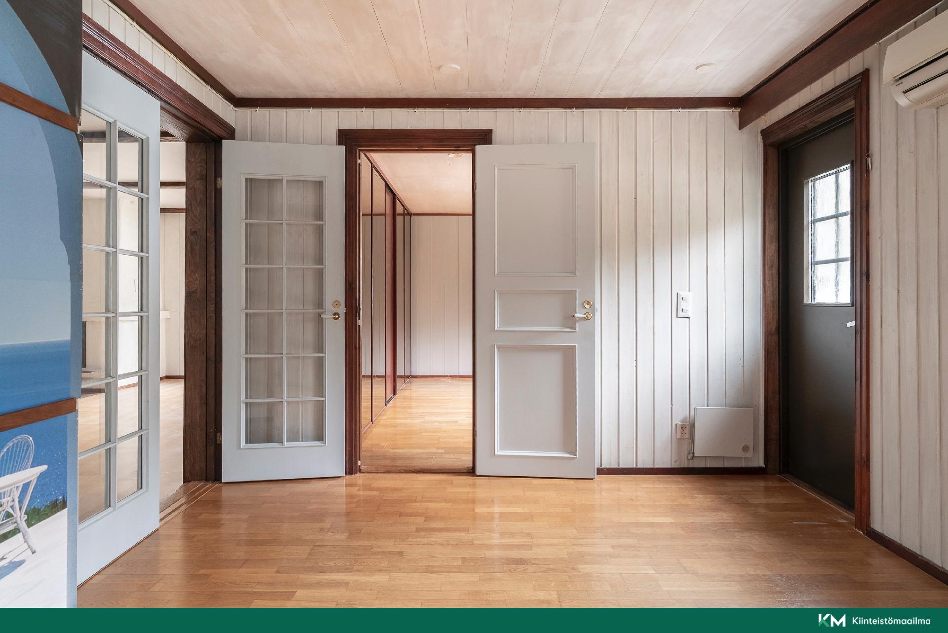 Talon huoneesta käynti terassille