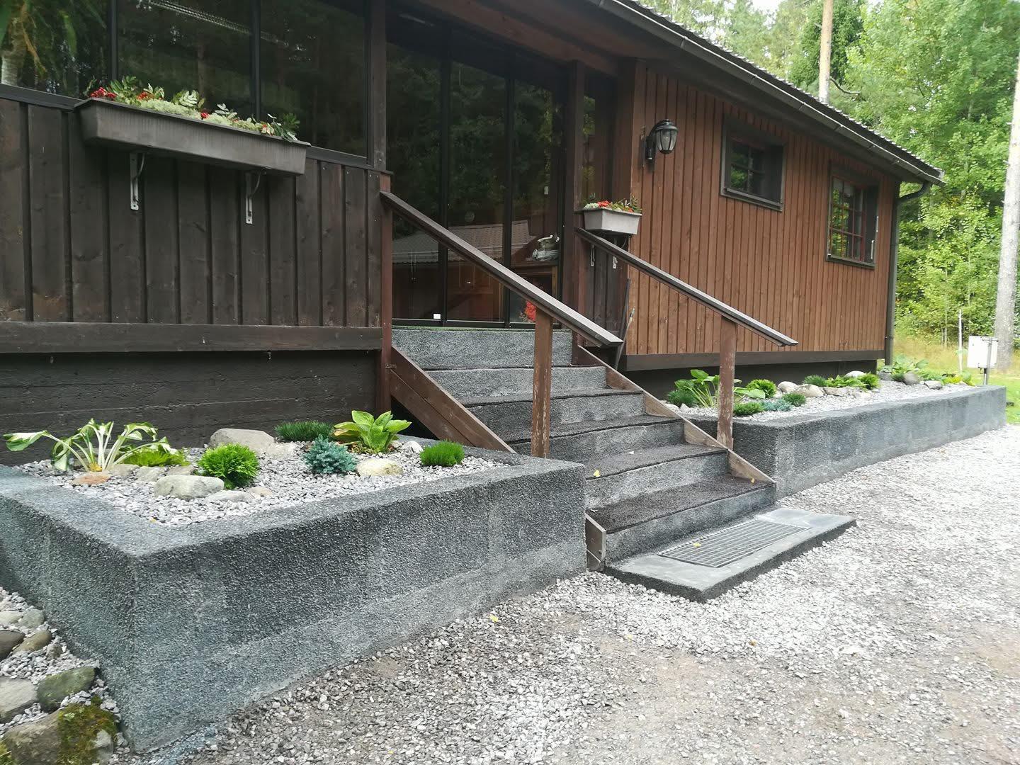 Kesäinen kuva talon etupuolelta