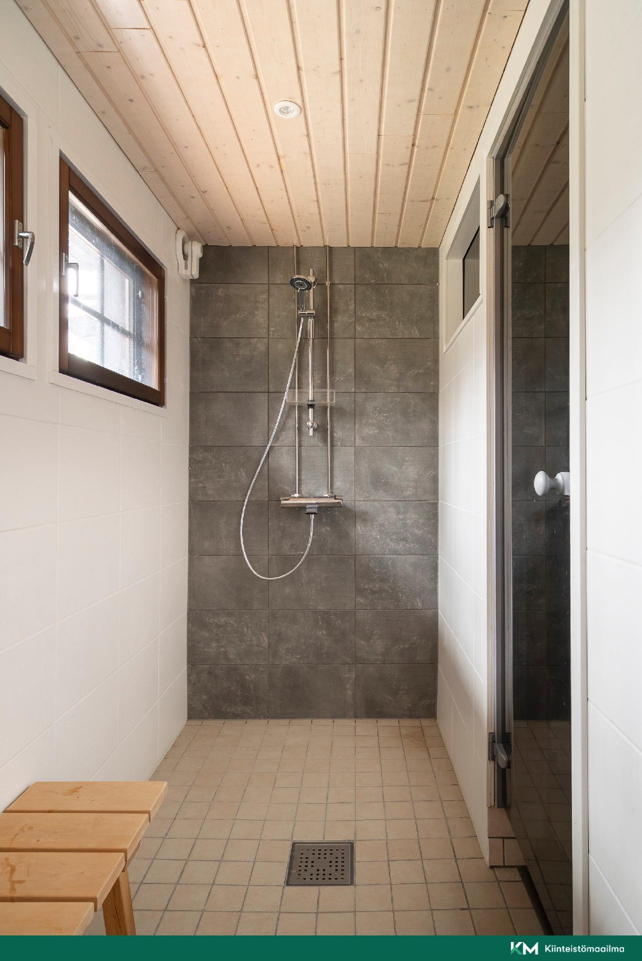 Saunarakennuksen suihku