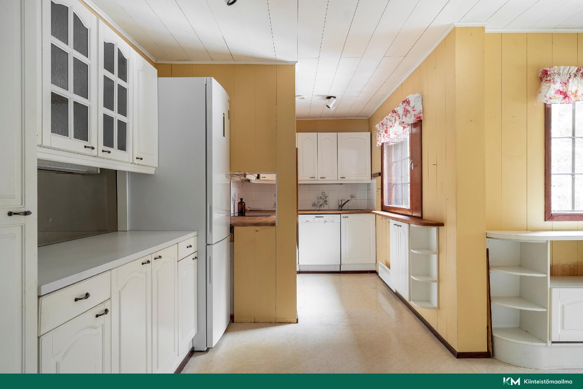 Keittiön ja ruokailutilan välistä