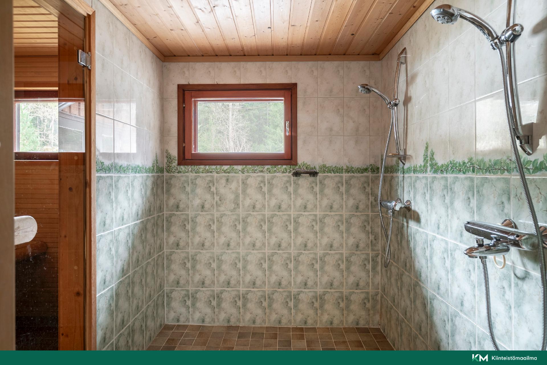 Kaksi suihkua talon kylpyhuoneessa