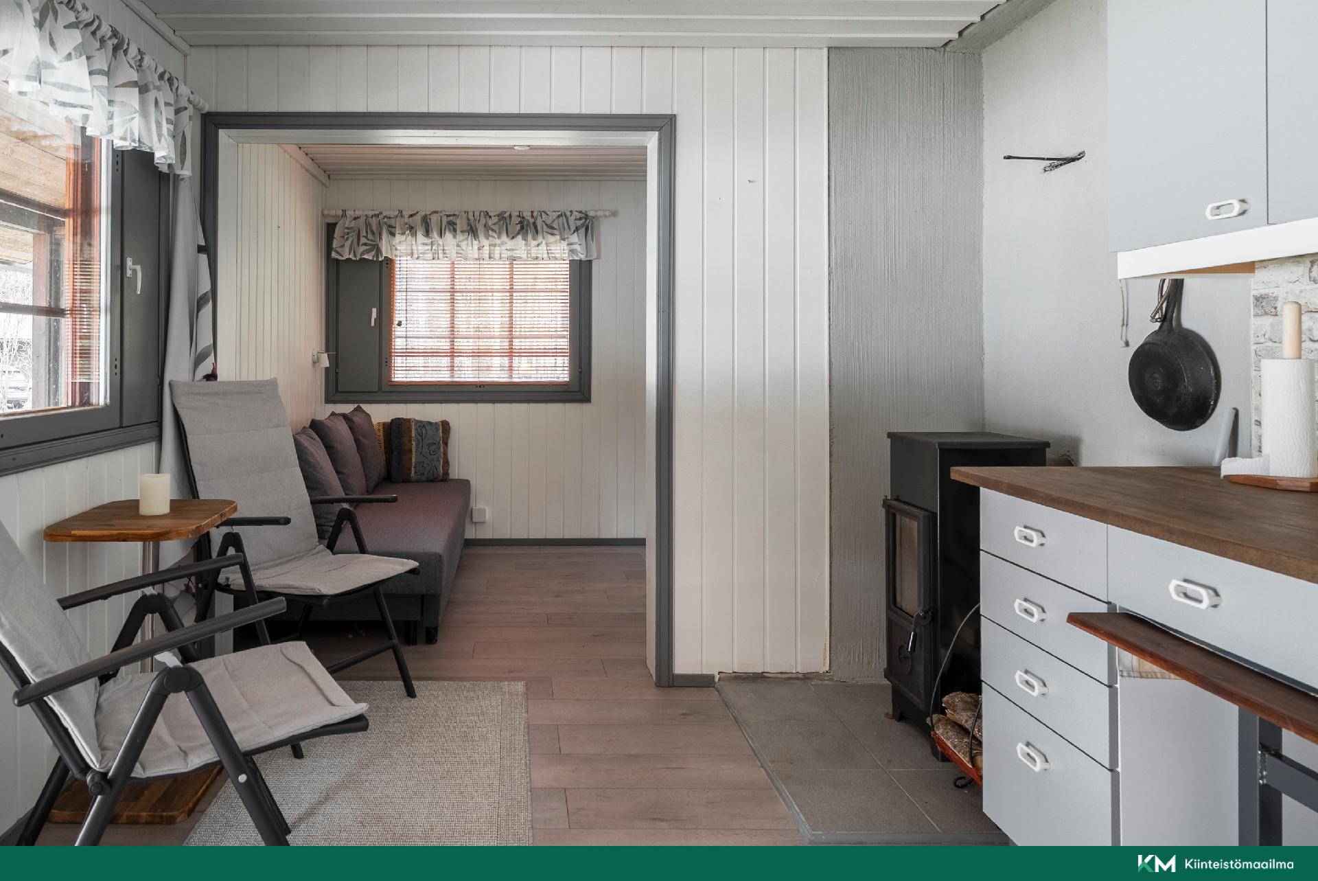 Tupa pienellä keittiötilalla saunarakennuksessa