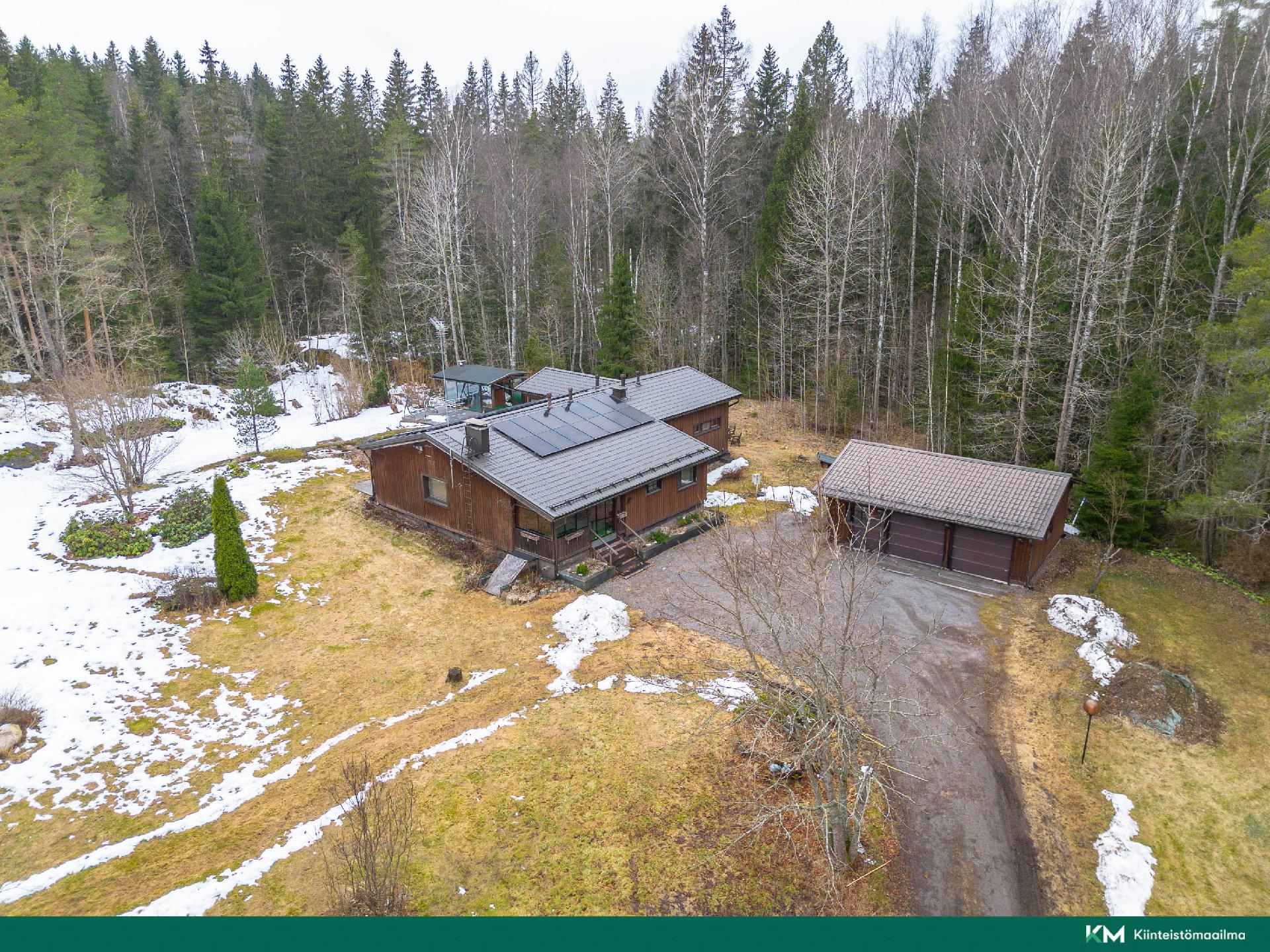 Kuvattuna talon etupuolelta