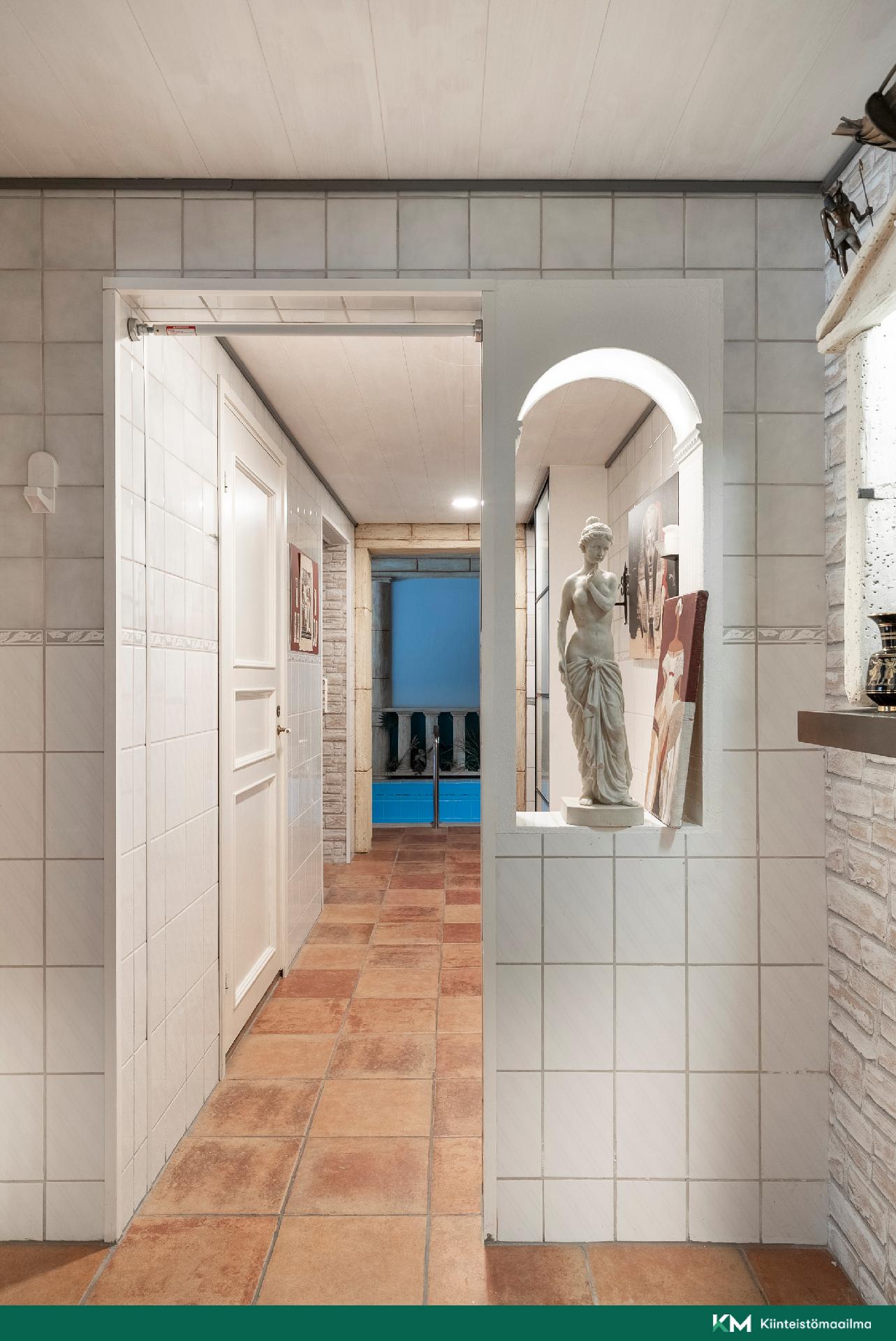 Käytävä kylpyhuoneeseen ja uima-allashuoneeseen