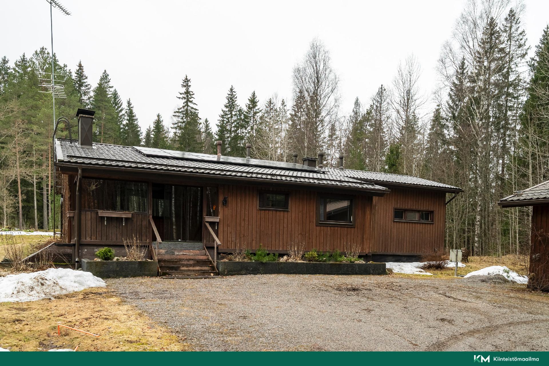 Talo sisäänkäynnin puolelta