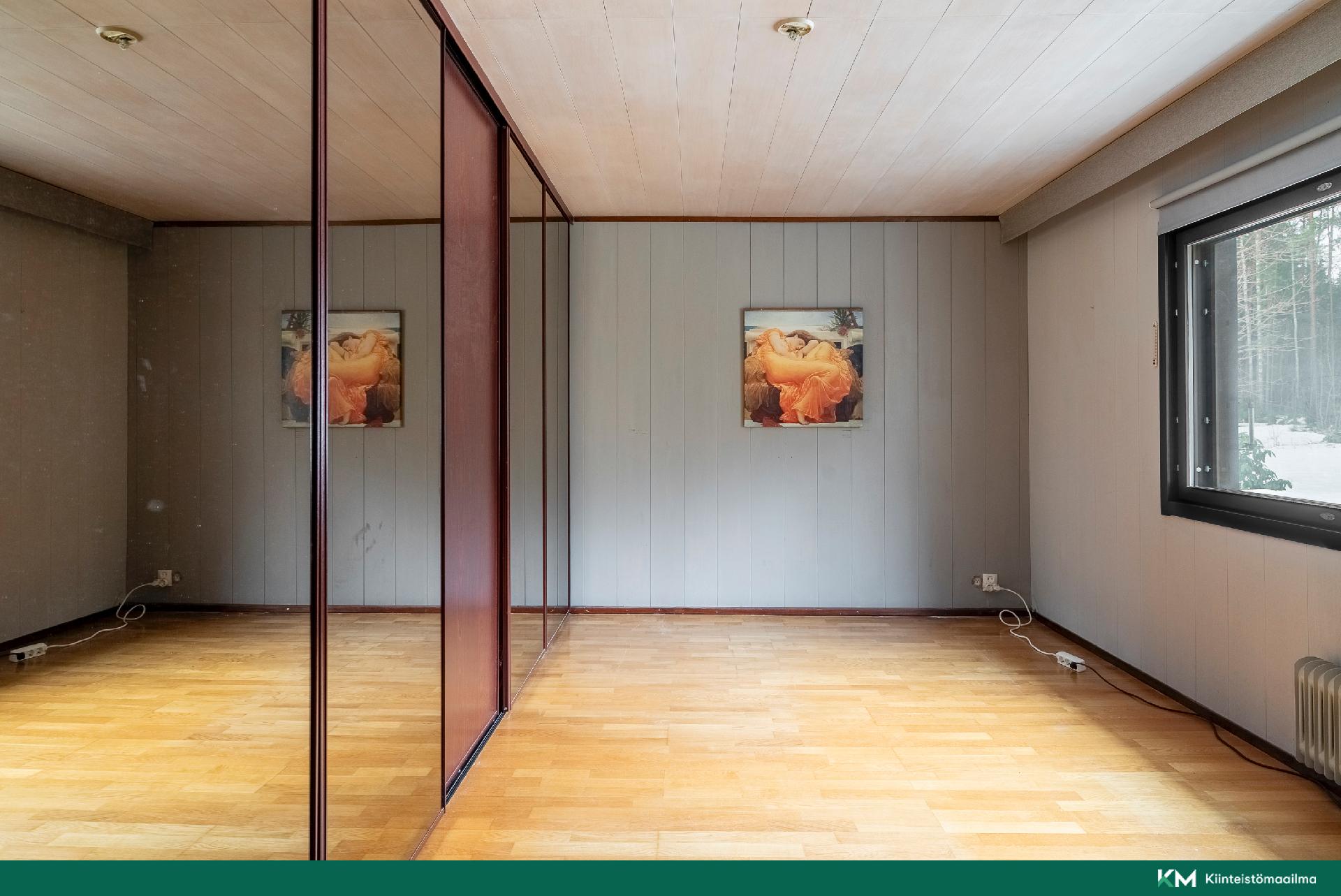 Makuuhuoneen kaapit peiliovilla