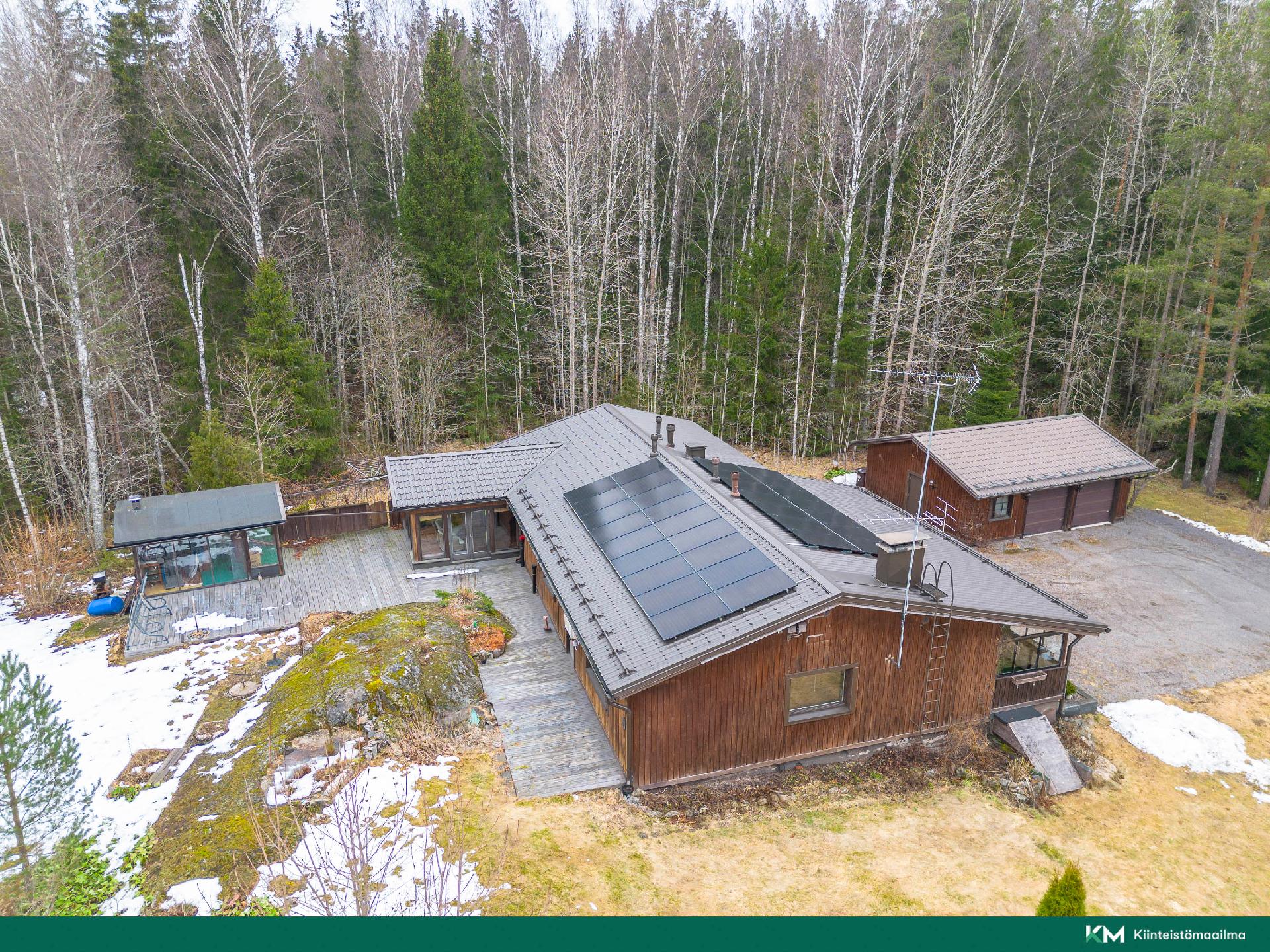 Talo, terassi, kesäkeittiö ja autotalli