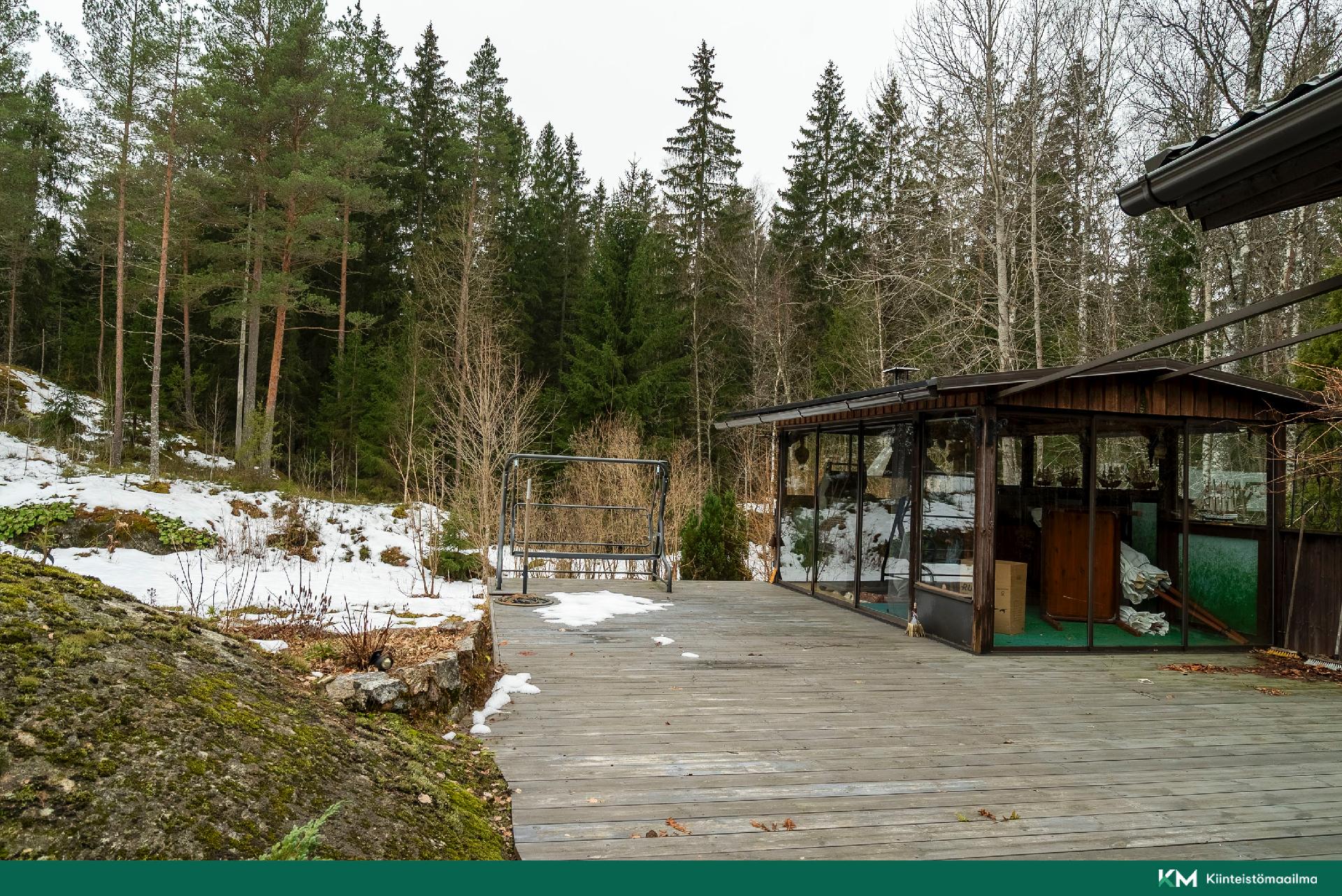 Lasitettu kesäkeittiö terassilla