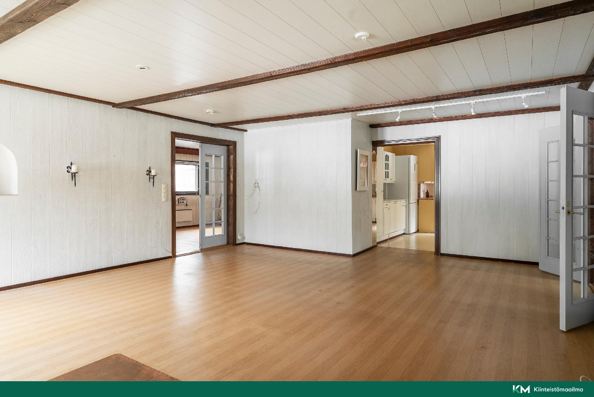 Iso olohuone talossa