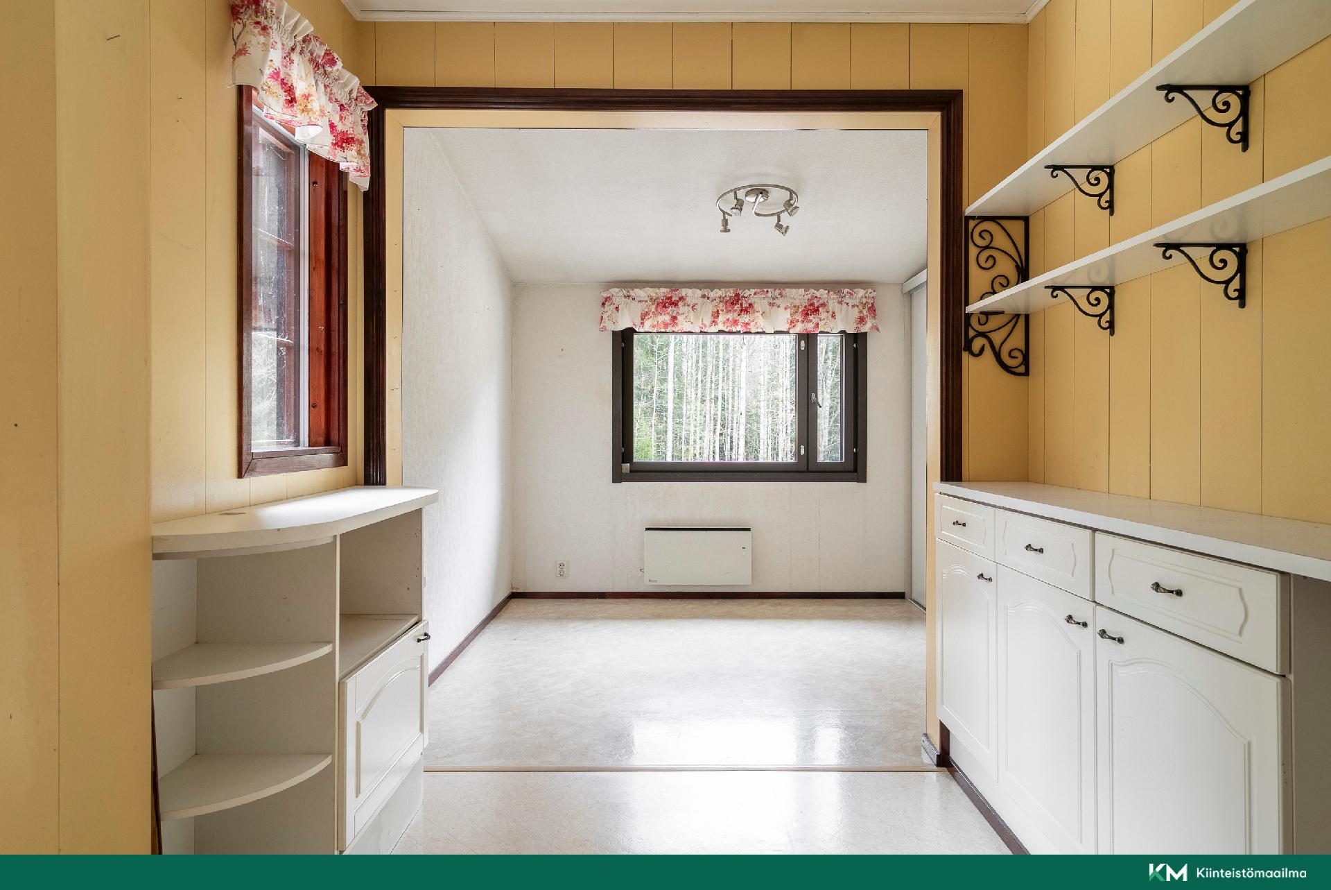 Säilytystilat keittiön ja ruokailutilan välistä