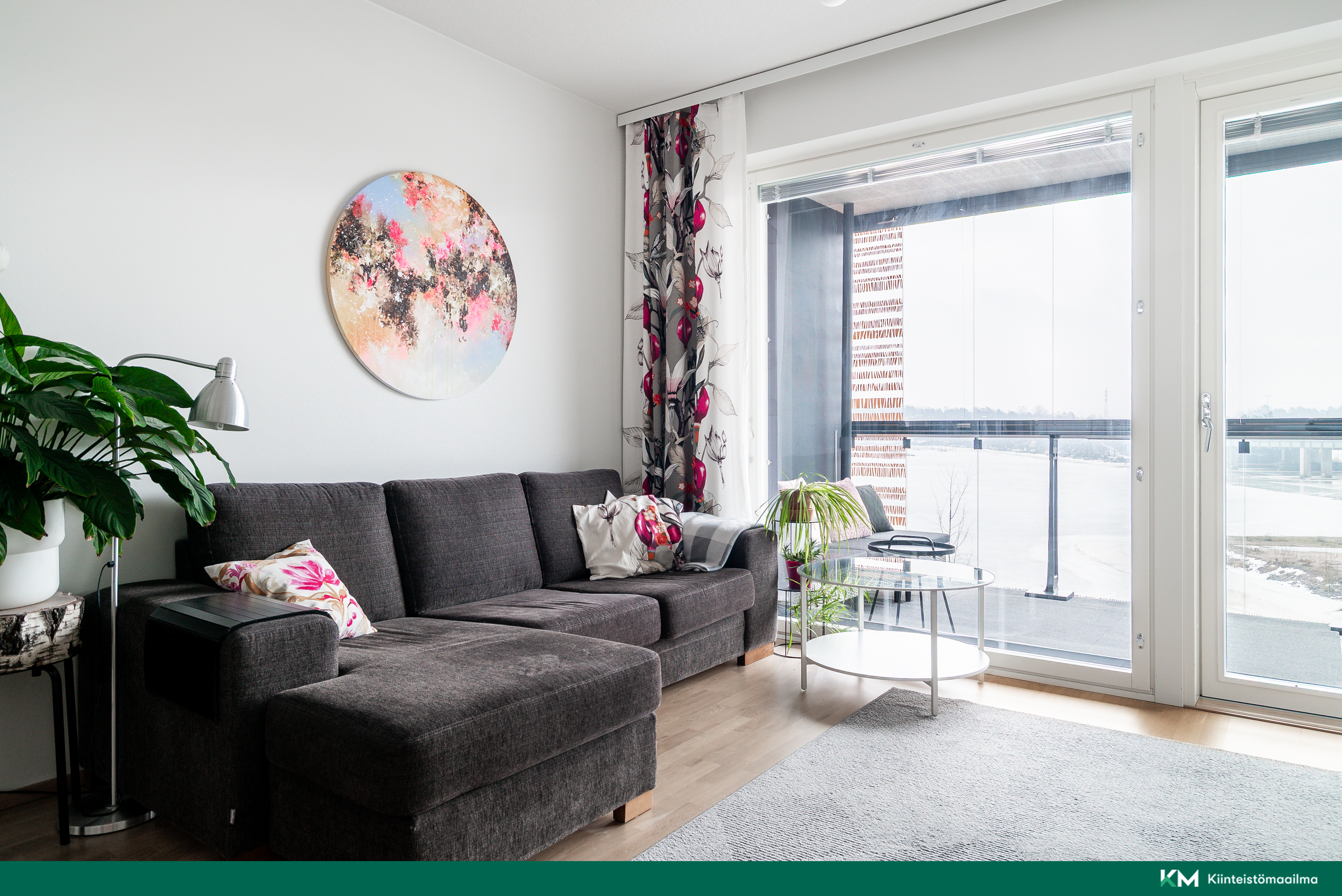 Olohuoneesta näkymät parvekkeen yli merelle