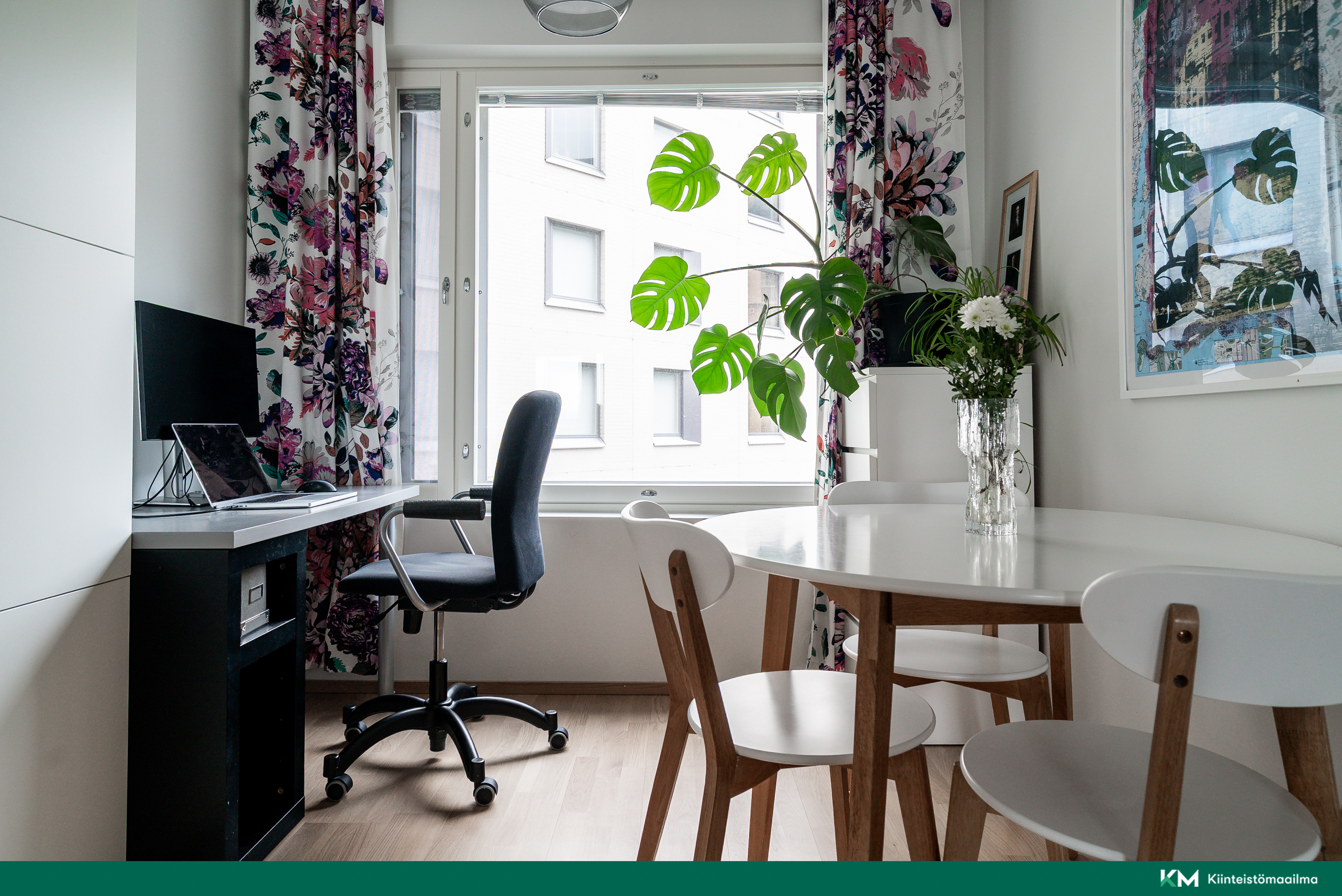 Välitilan ikkuna rauhaisalle sisäpihalle