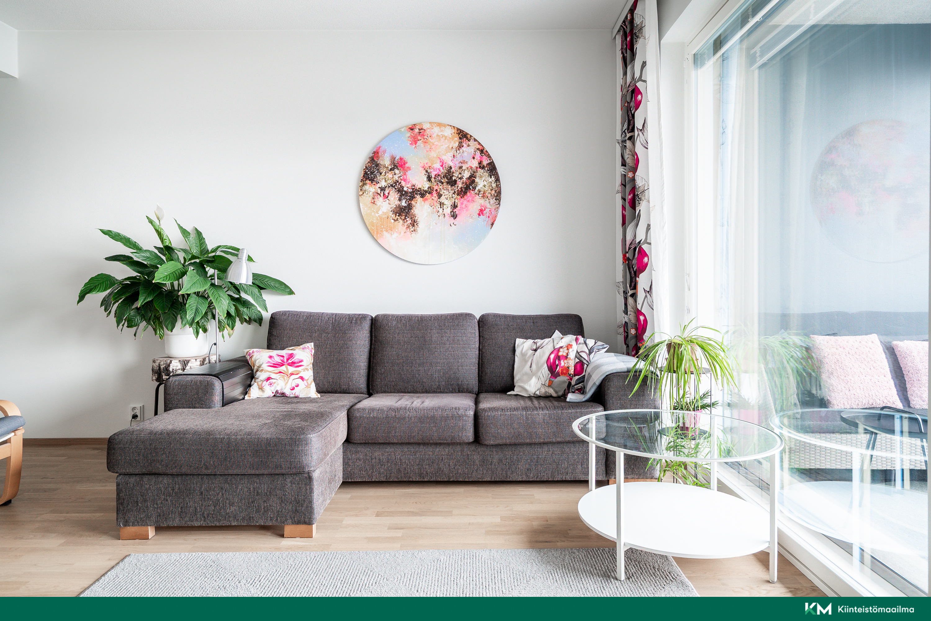 Olohuonetta isolla ikkunoilla