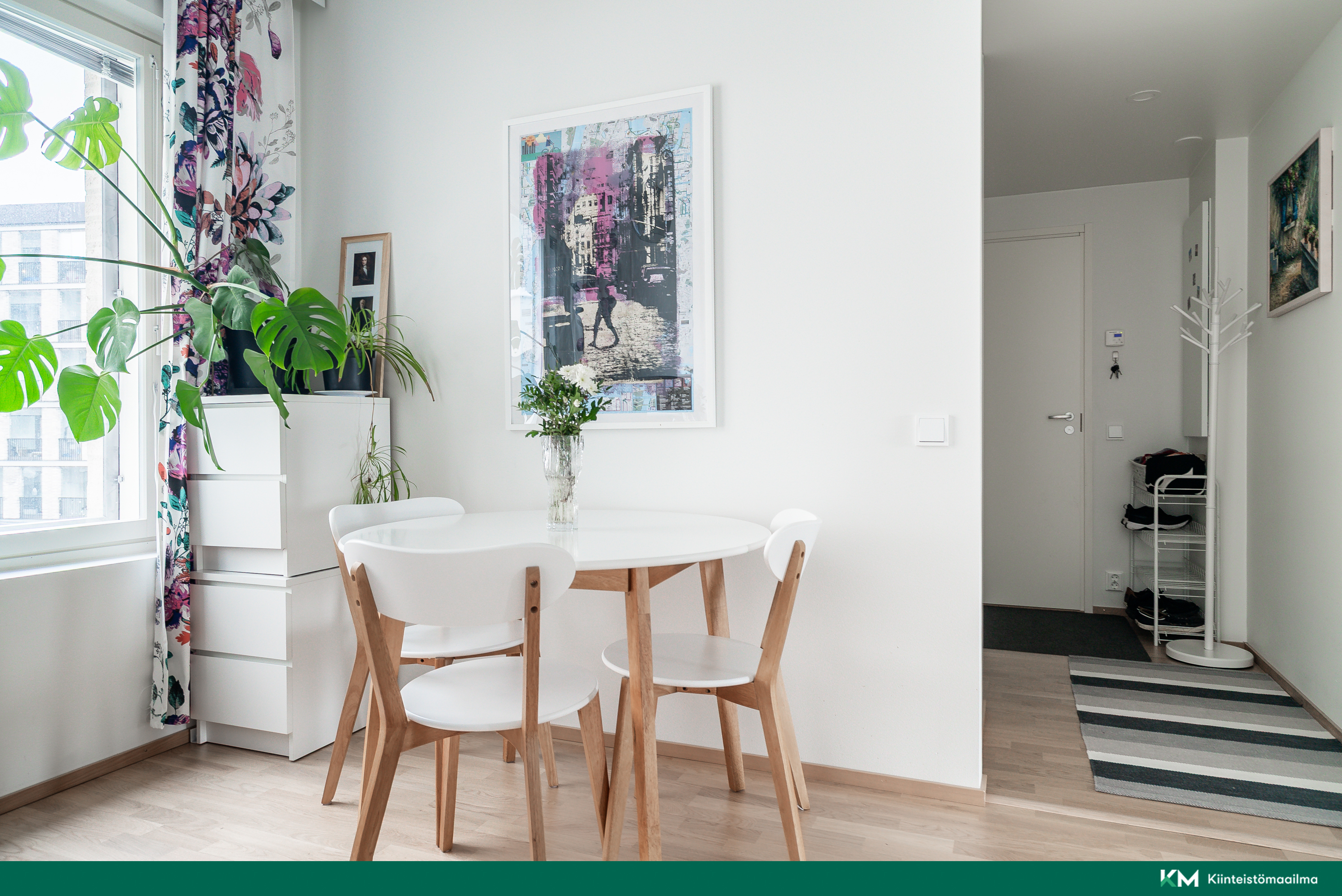 Välitilassa paikka ruokapöydälle