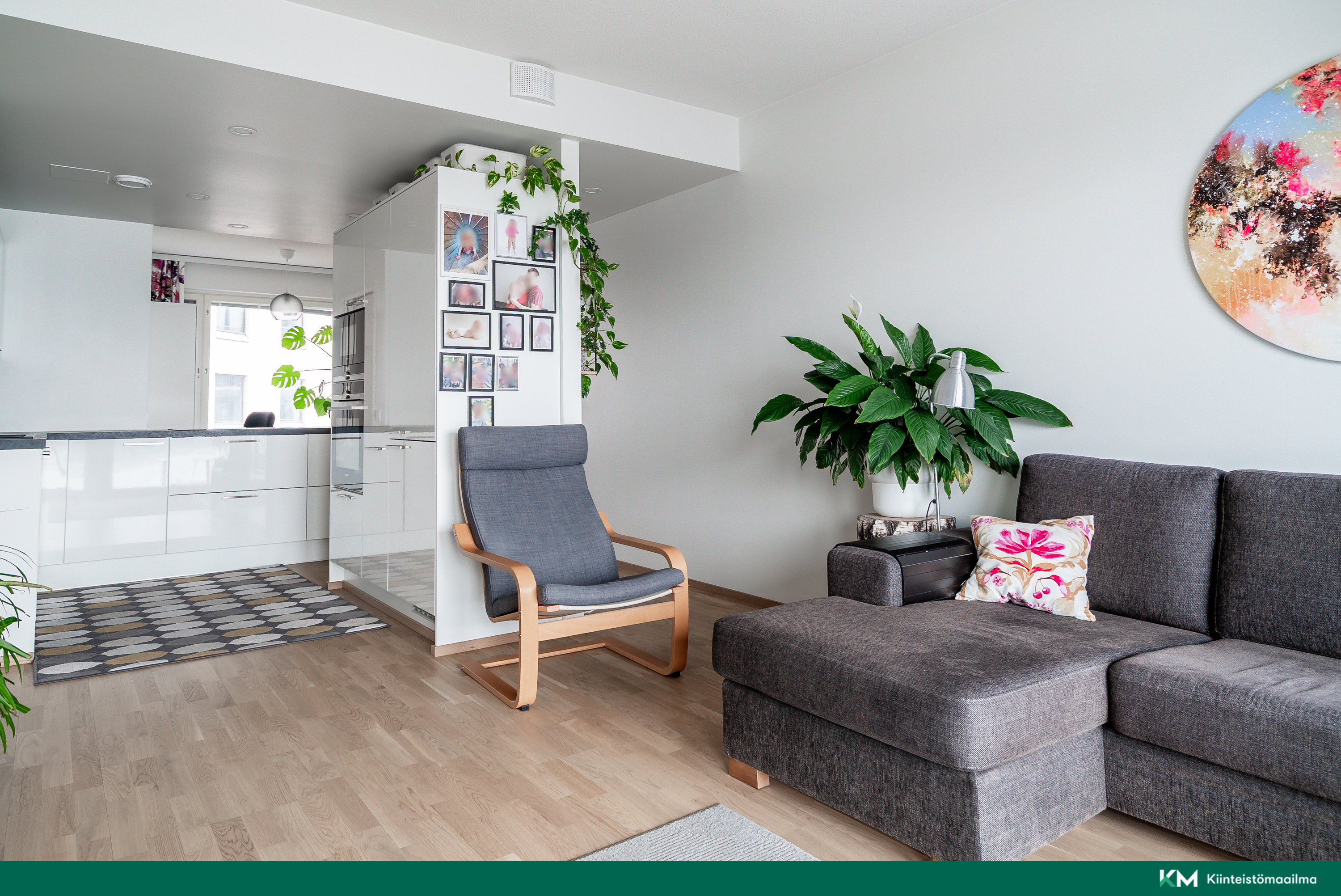 Olohuoneesta keittiöön ja eteisen suuntaan