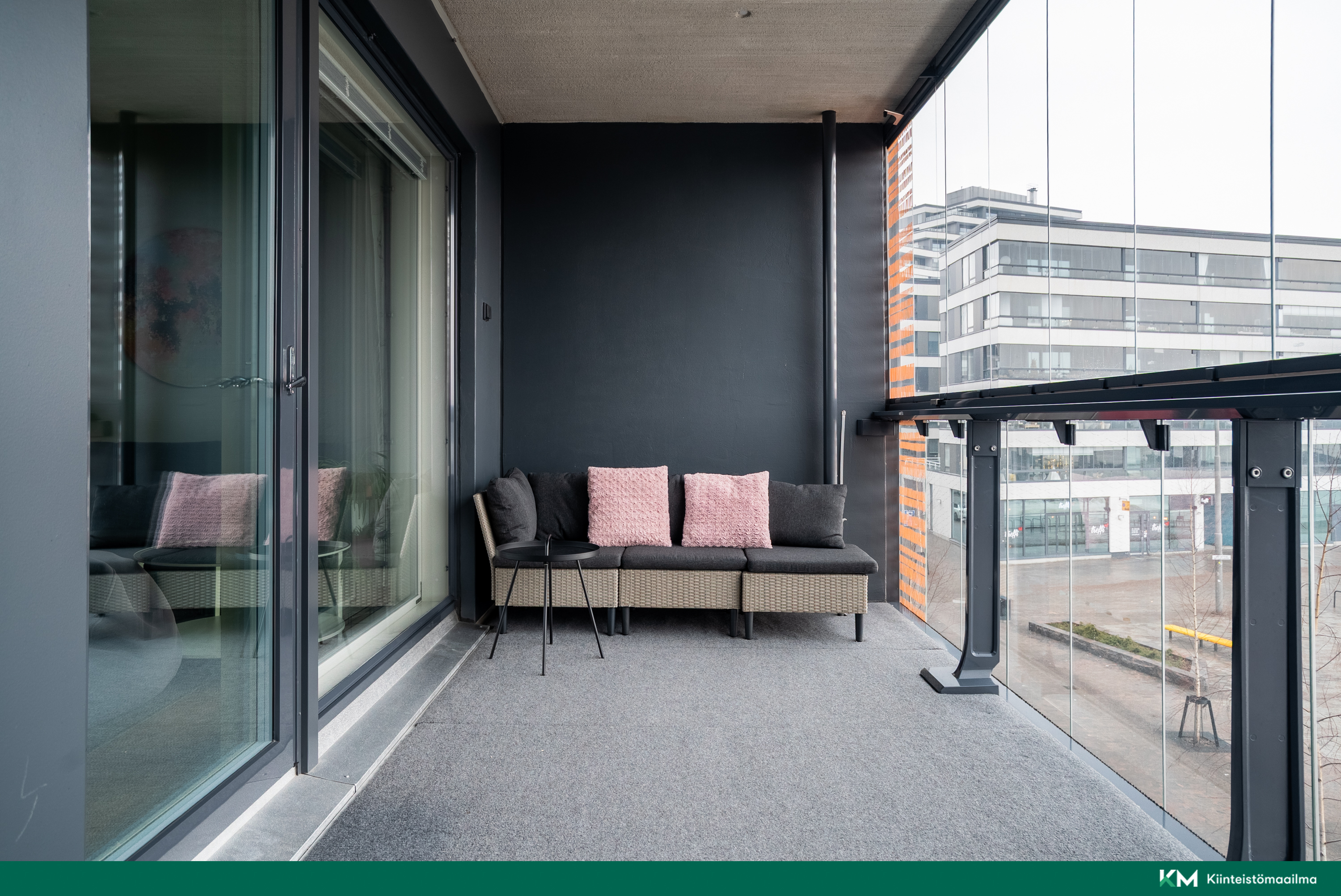 Valtava lasitettu parveke