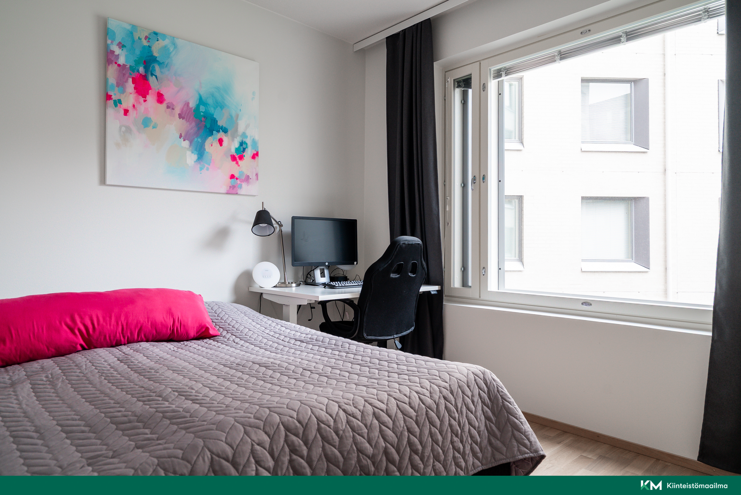 Tilava makuuhuone sisäpihan puolella