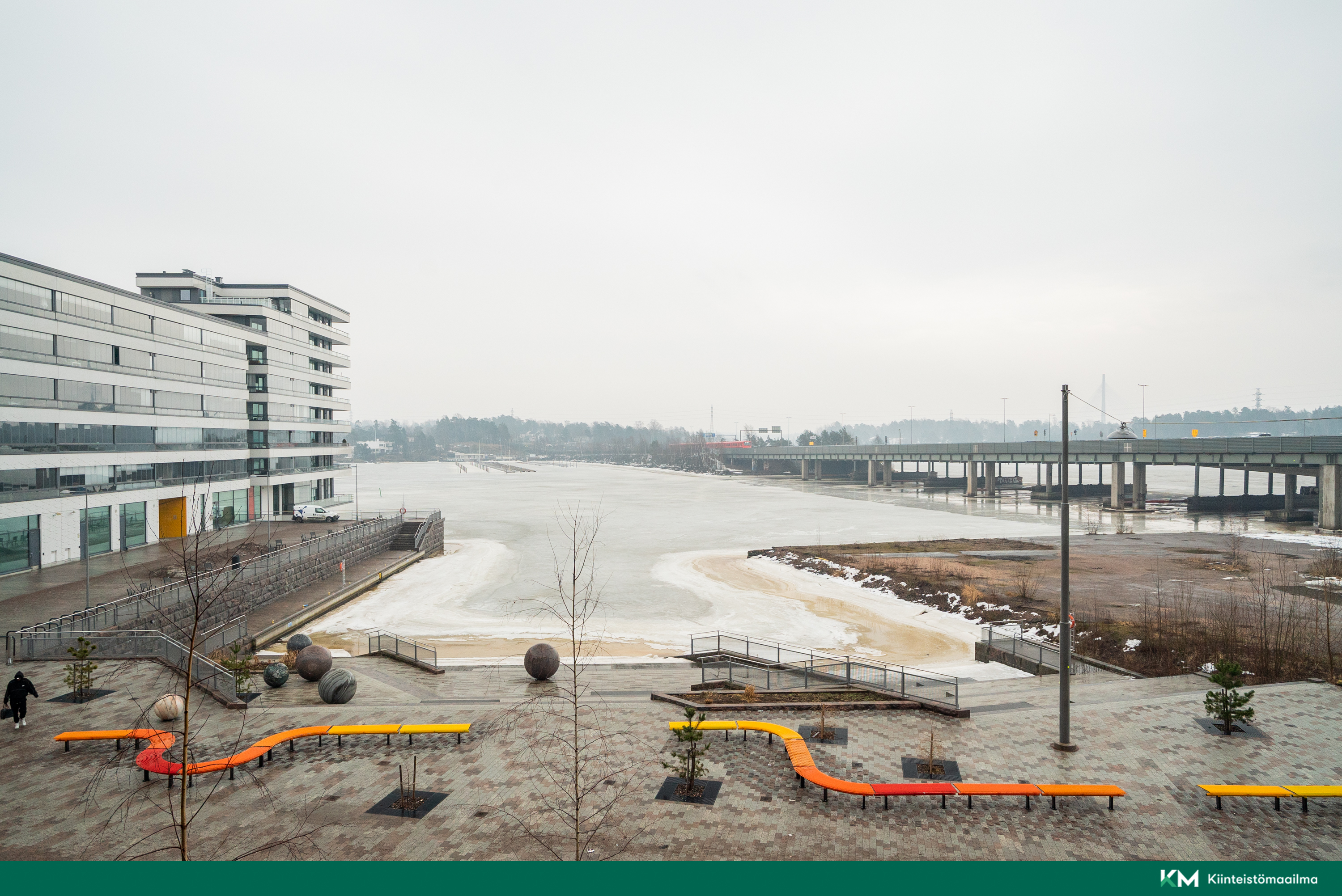 Parvekkeen näkymänä Vanhankaupunginlahti