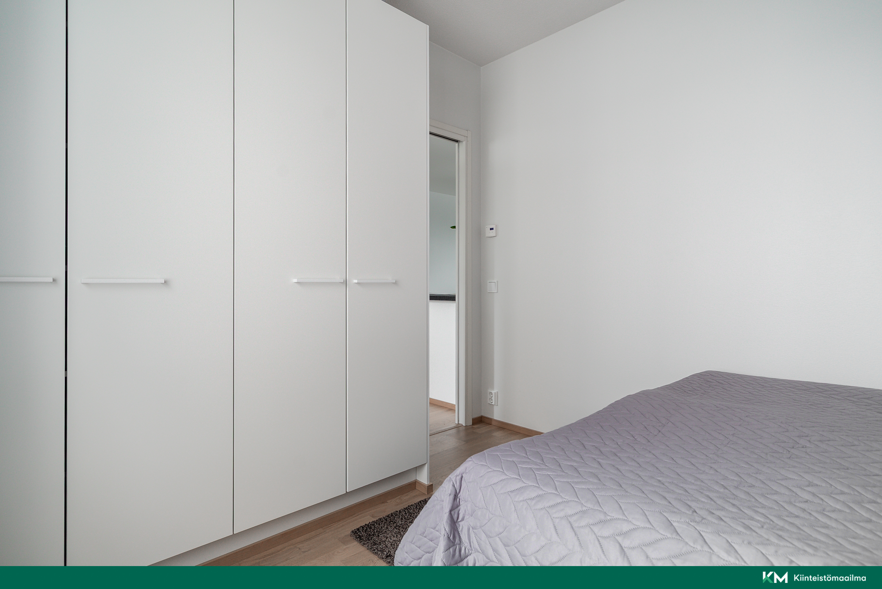 Makuuhuoneessa hyvin kaappitilaa