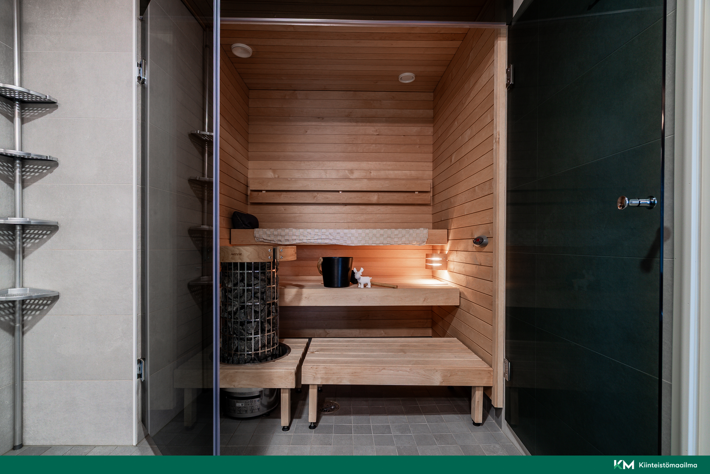 Saunan lasiseinä avattavissa pesuhuoneeseen