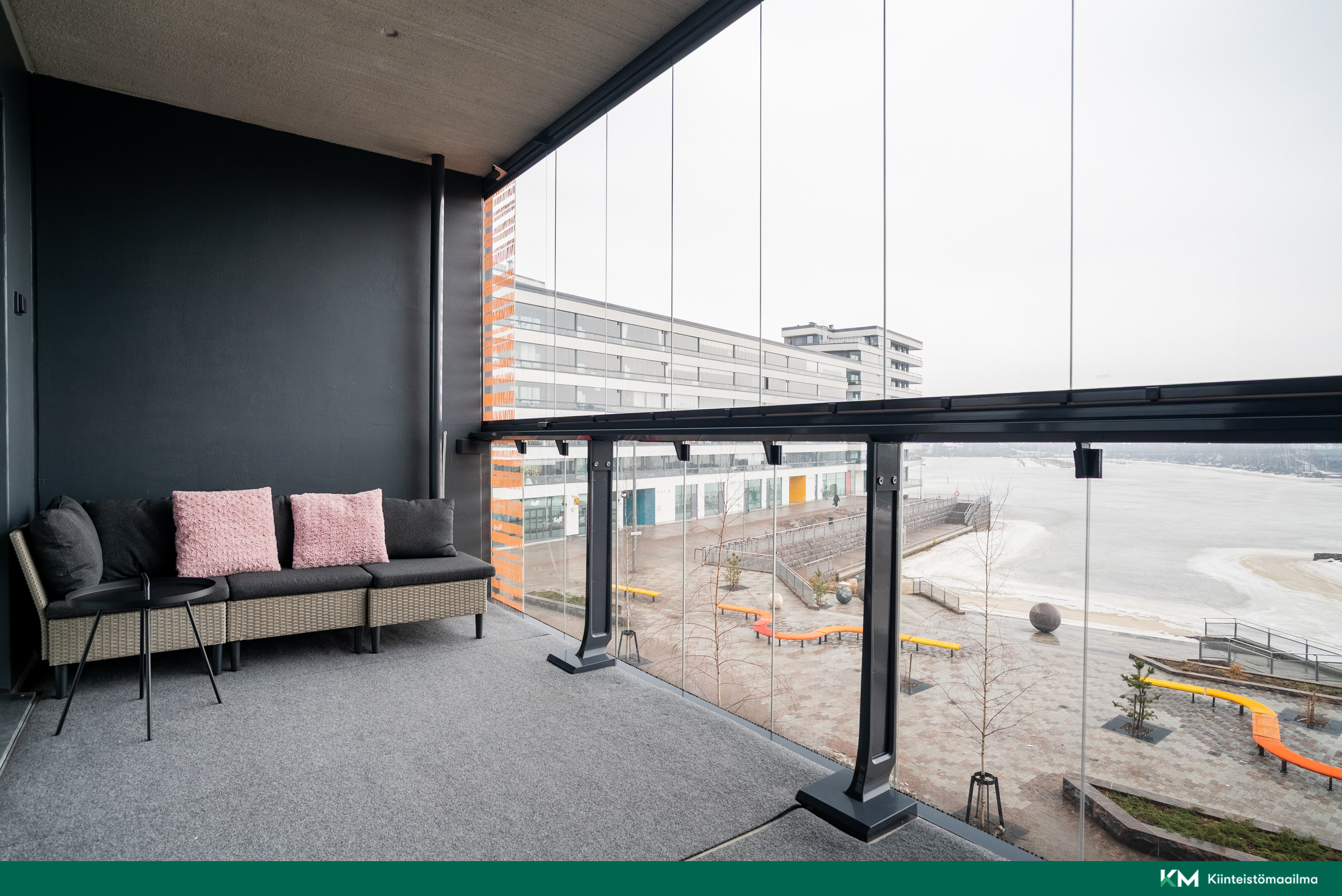 Lasitetulta parvekkeelta näkymät merelle