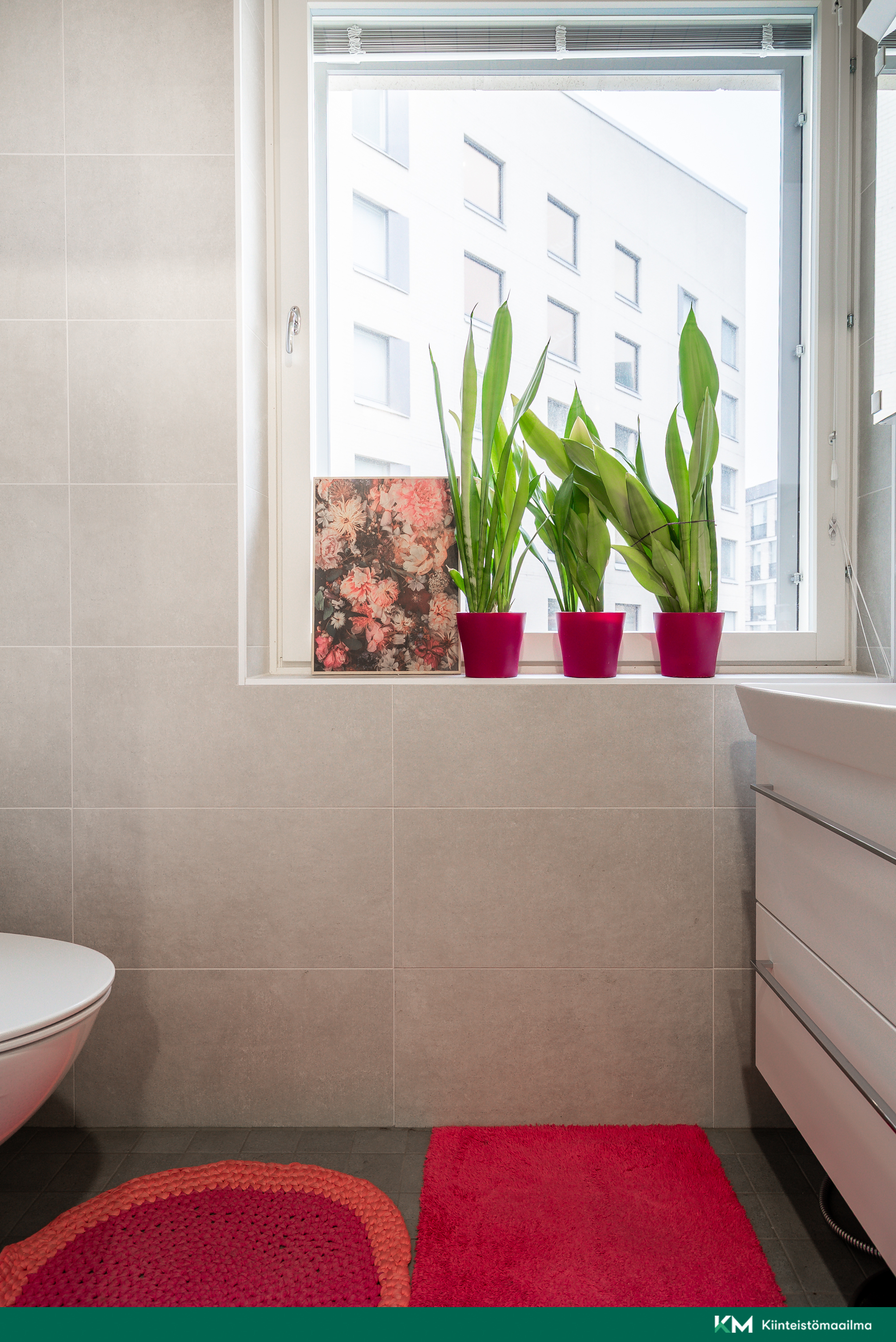 WC:n ikkuna sisäpihalle