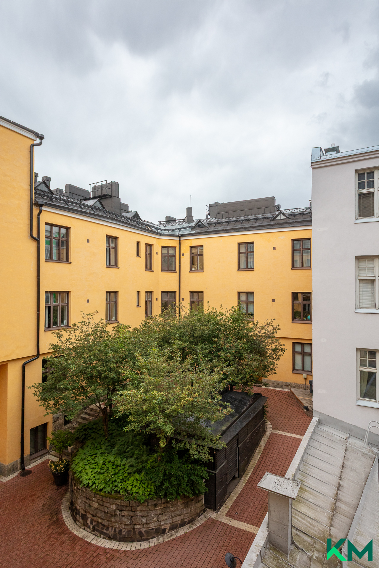 Toisen makuuhuoneen ja keittiön ikkunanäkymät kesällä