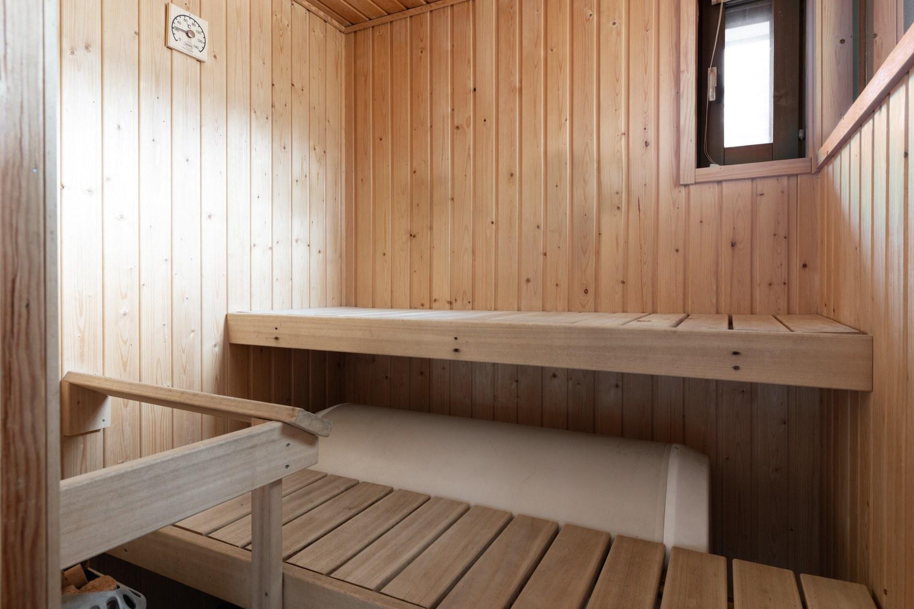 Omassa saunassa saat rentoutua arjen kiireiltä