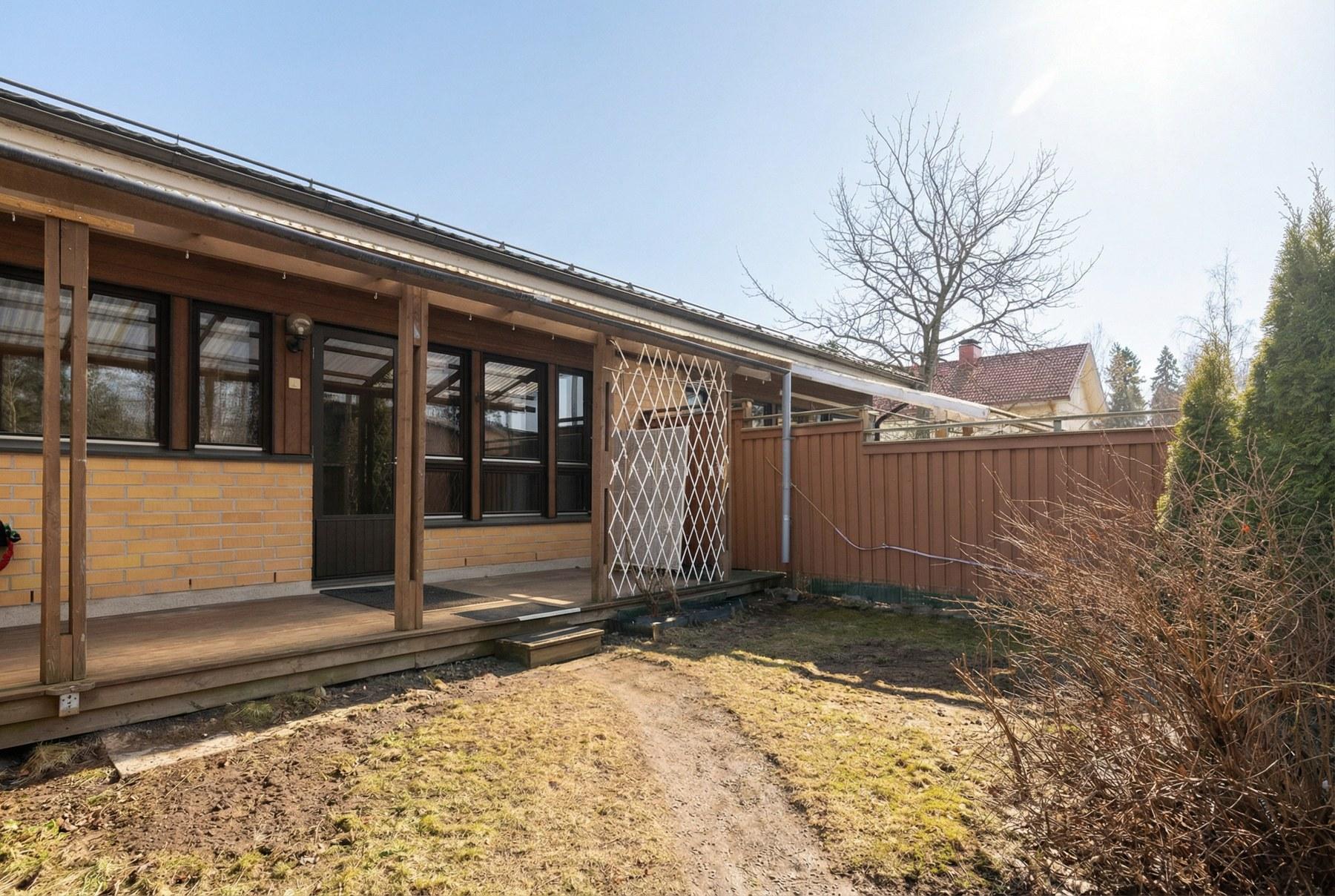 Aurinkoinen terassipiha kutsuu nauttimaan kevätpäivistä