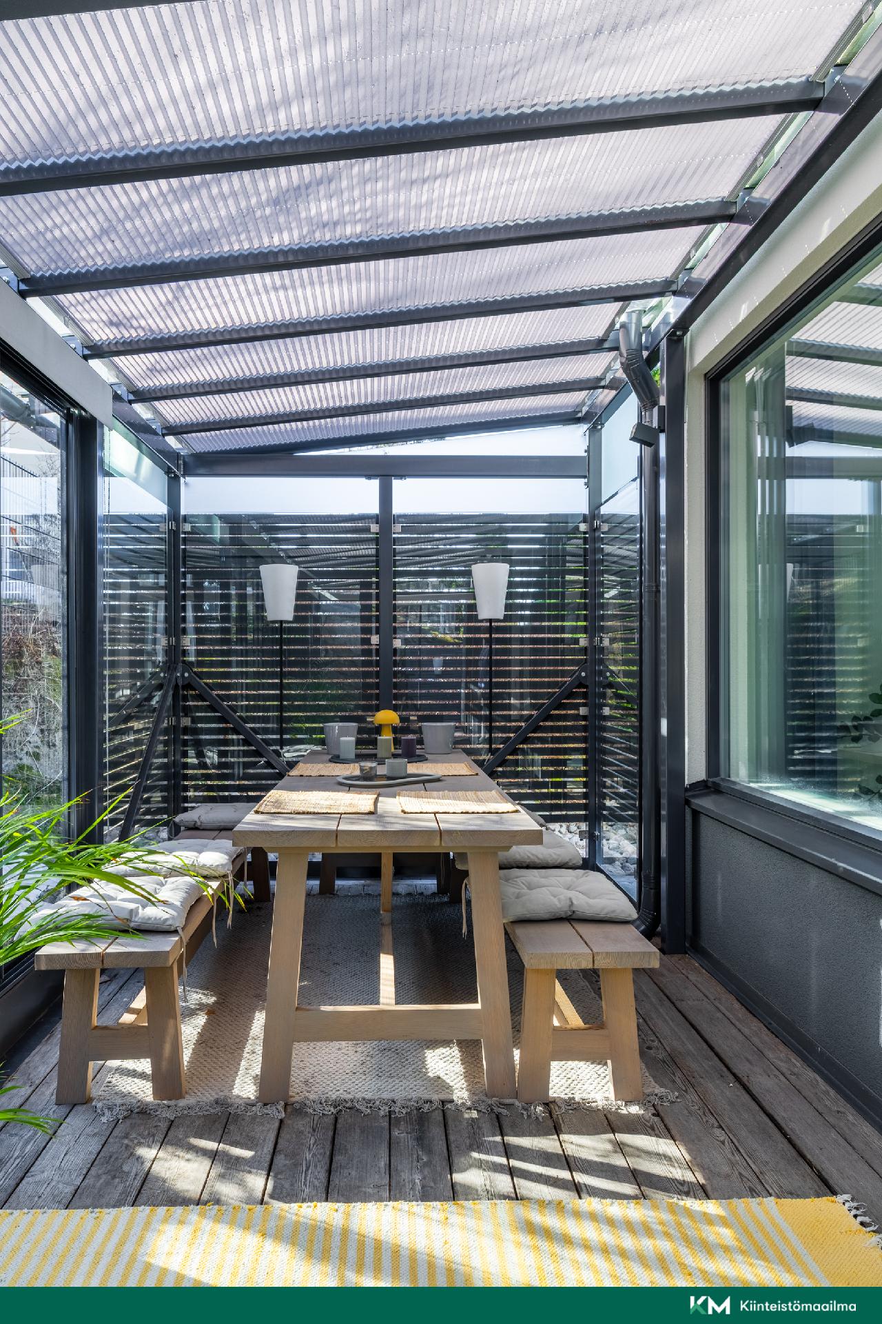 Lasitettu takaterassi