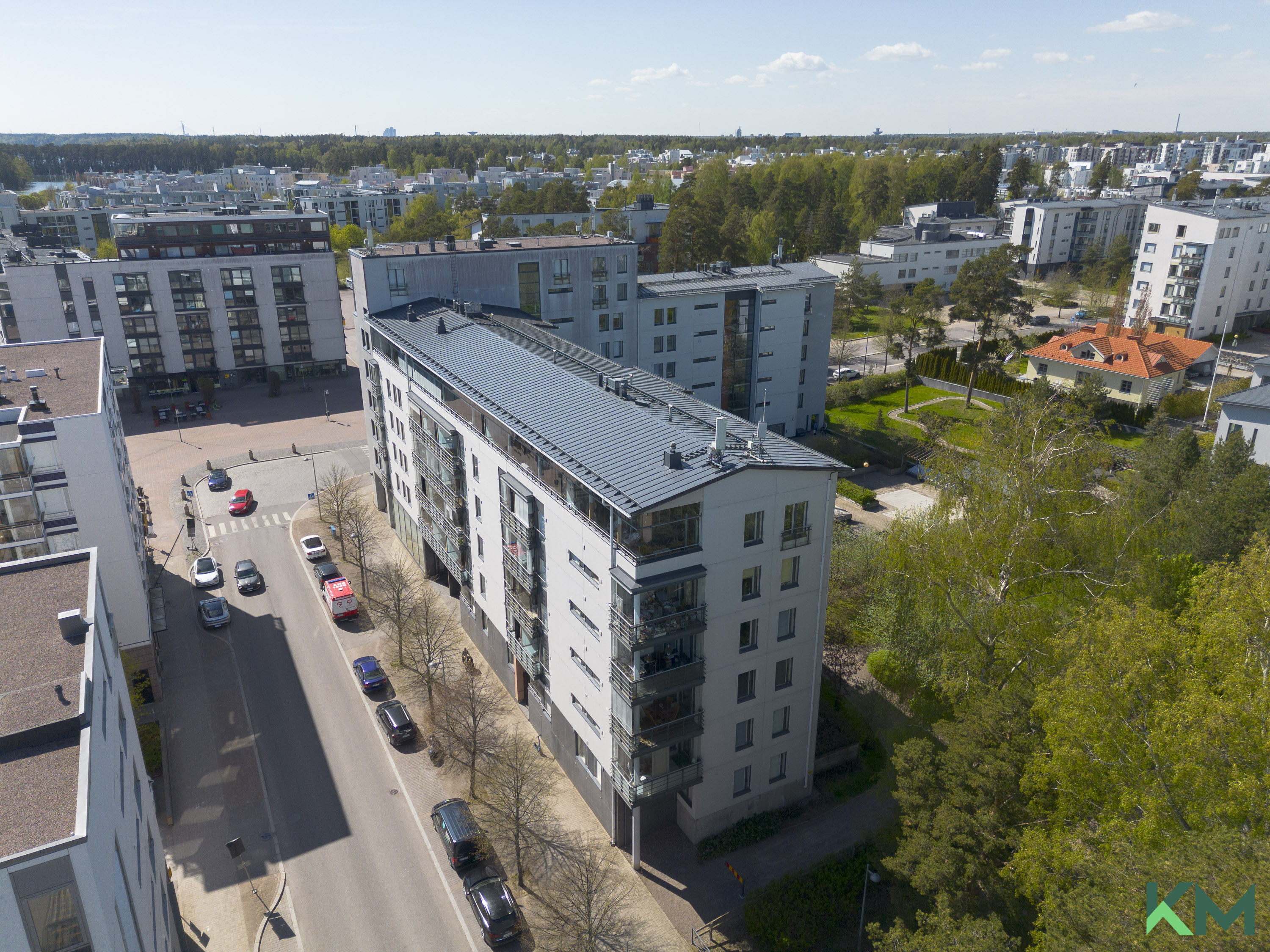 Ylimmän kerroksen läpitalon päätyhuoneisto, suuri kulmaparveke