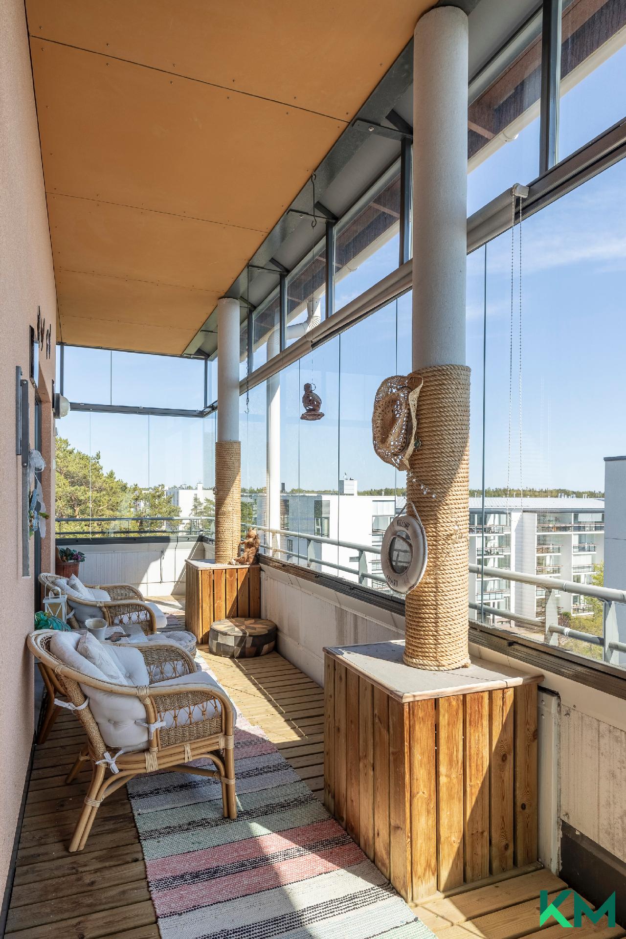 Parvekkeella runsaasti oleskelutilaa, osittainen merinäköala