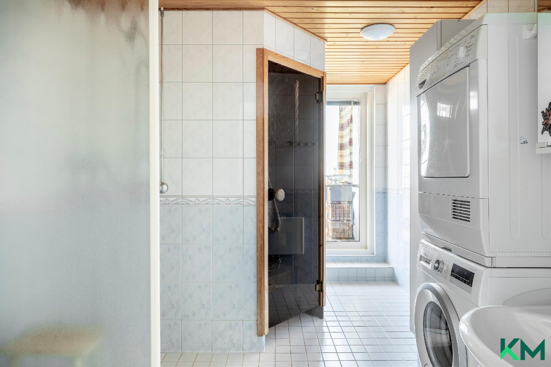 Saunaosastolta suoraan parvekkeelle. Etualalla kodinhoitotilaa.