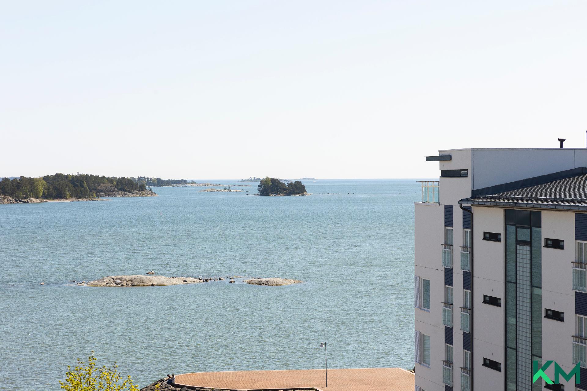 Meri vieressä, näkymää parvekkeelta