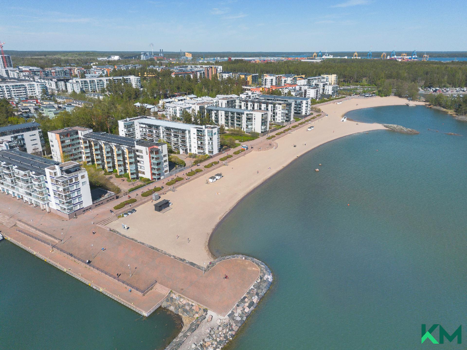 Uimaranta ja venelaiturit nurkan takana