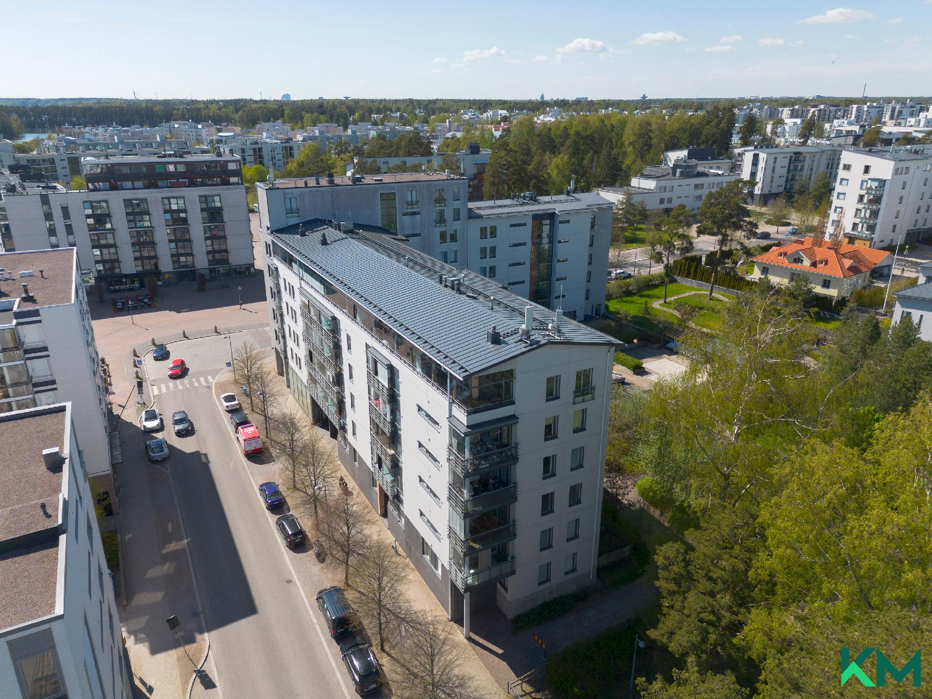 Ylimmän kerroksen läpitalon päätyhuoneisto, suuri kulmaparveke