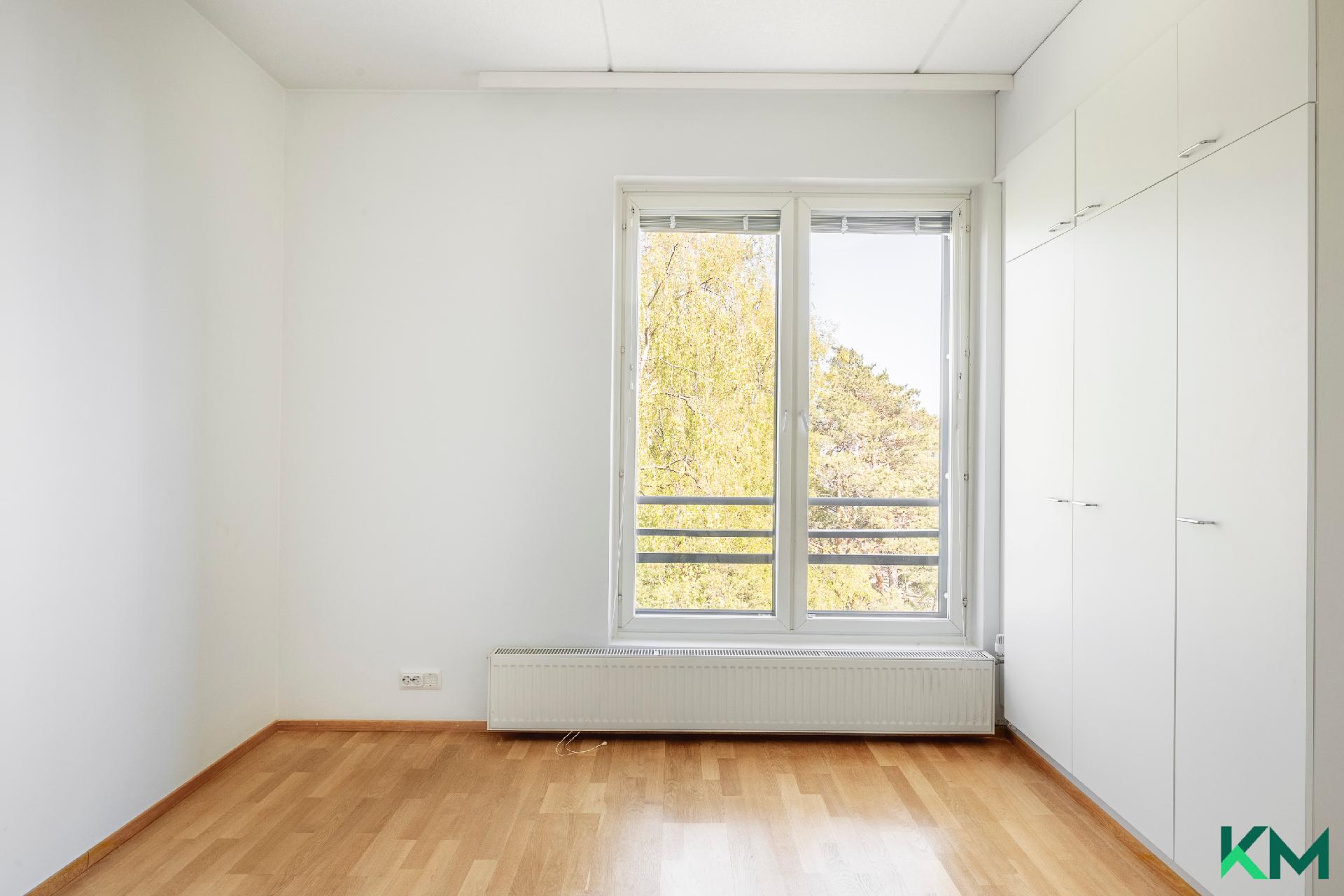 Päämakuuhuone puiston suuntaan